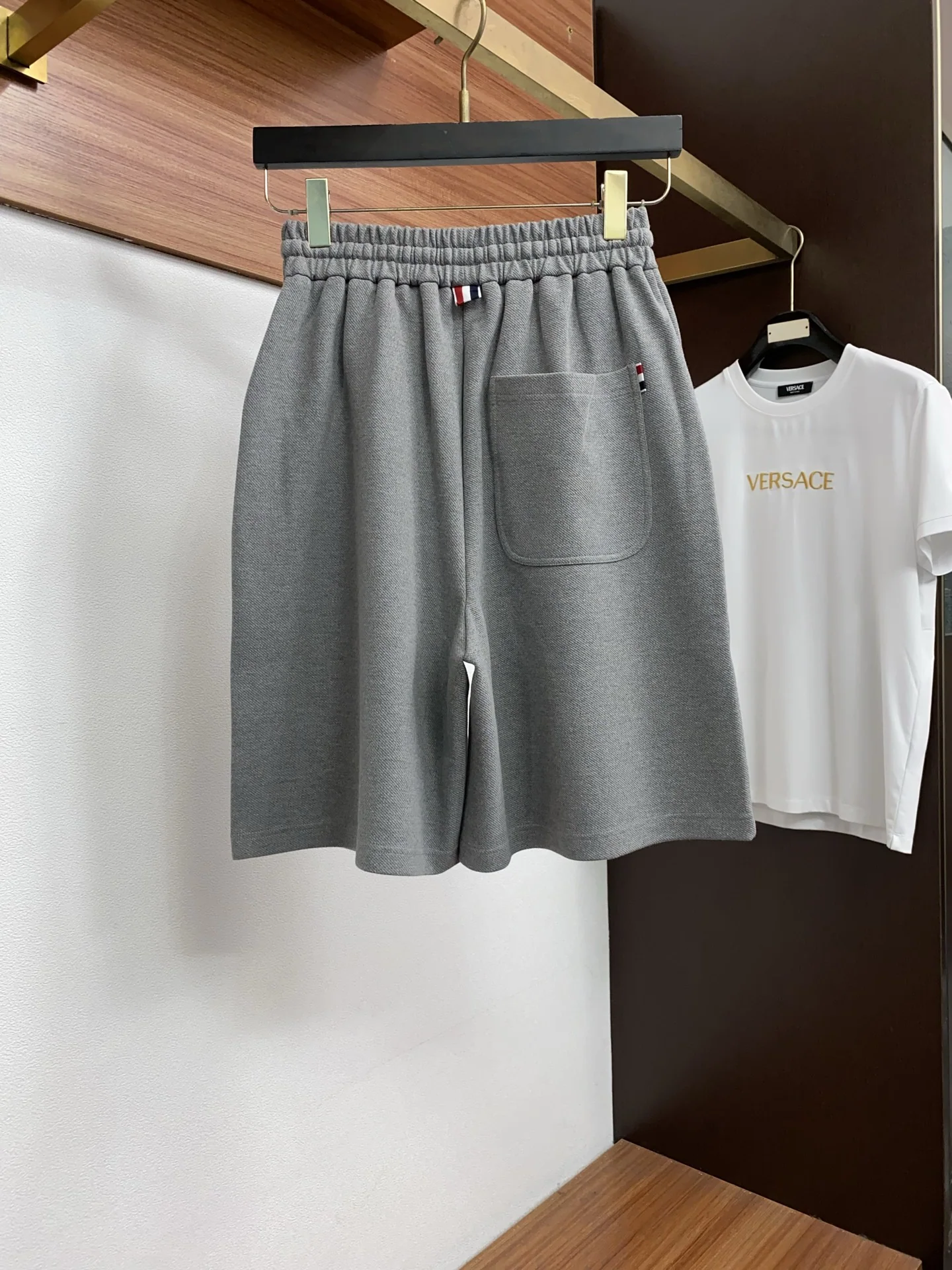 톰브라운 와이드 핏 남성 반바지 상세 이미지 9