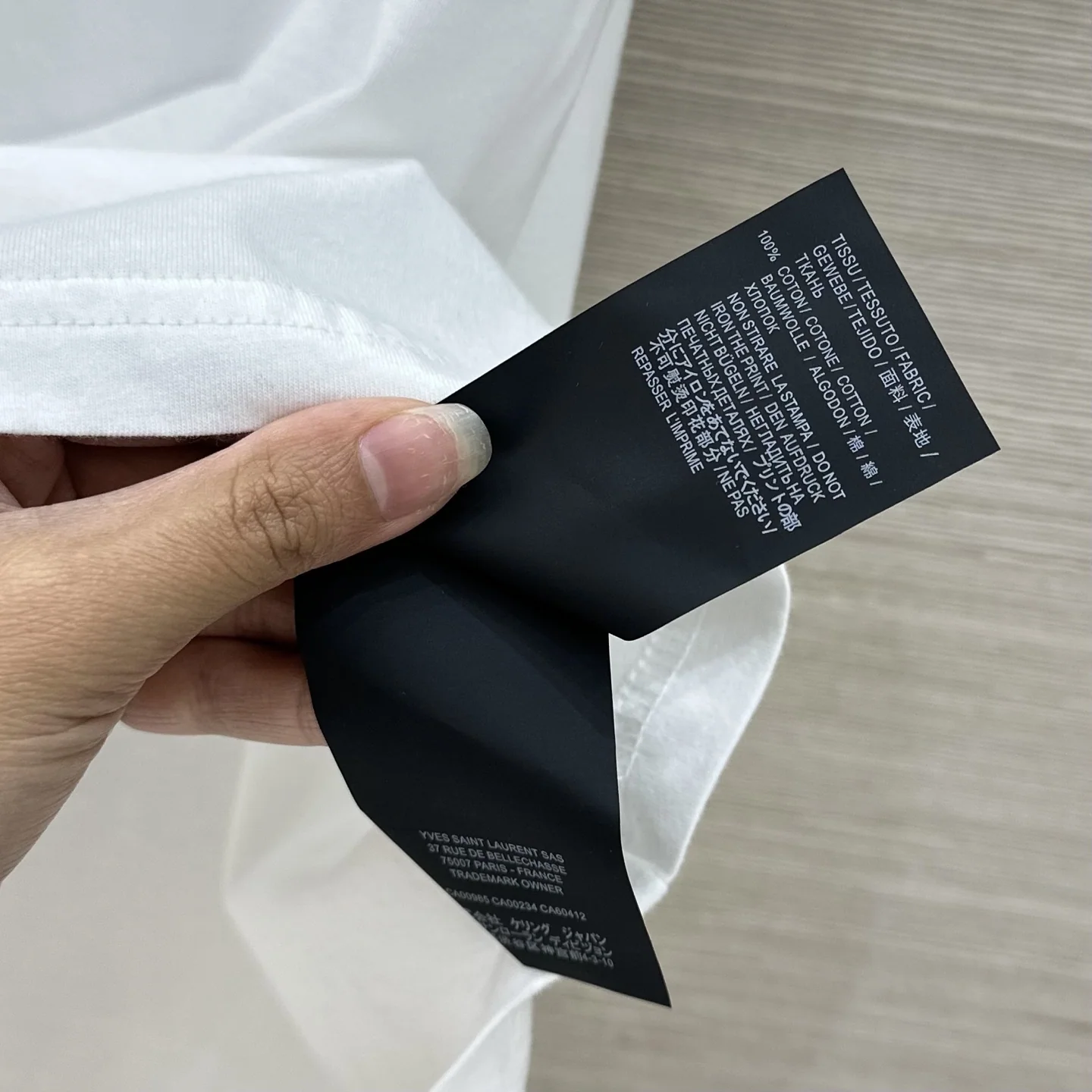 생로랑 여성 로고 프린트 코튼 반팔 티셔츠 상세 이미지 9