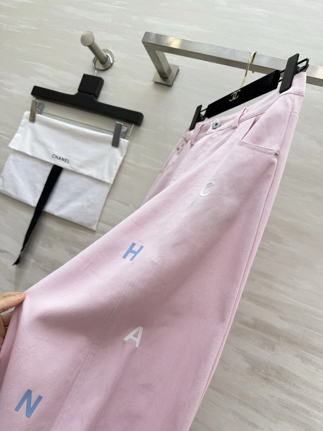 샤넬 레터 자수 와이드 레그 남성 바지 상세 이미지 6