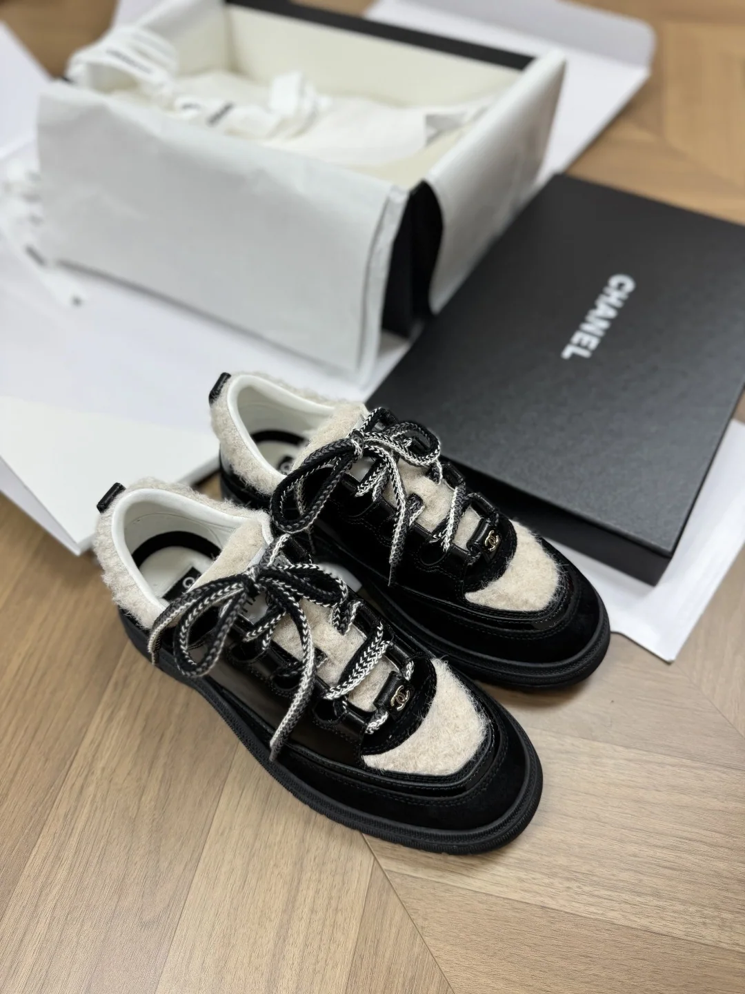 샤넬 25 B 송아지가죽 스웨이드 울 테디 판다 신발 상세 이미지 9