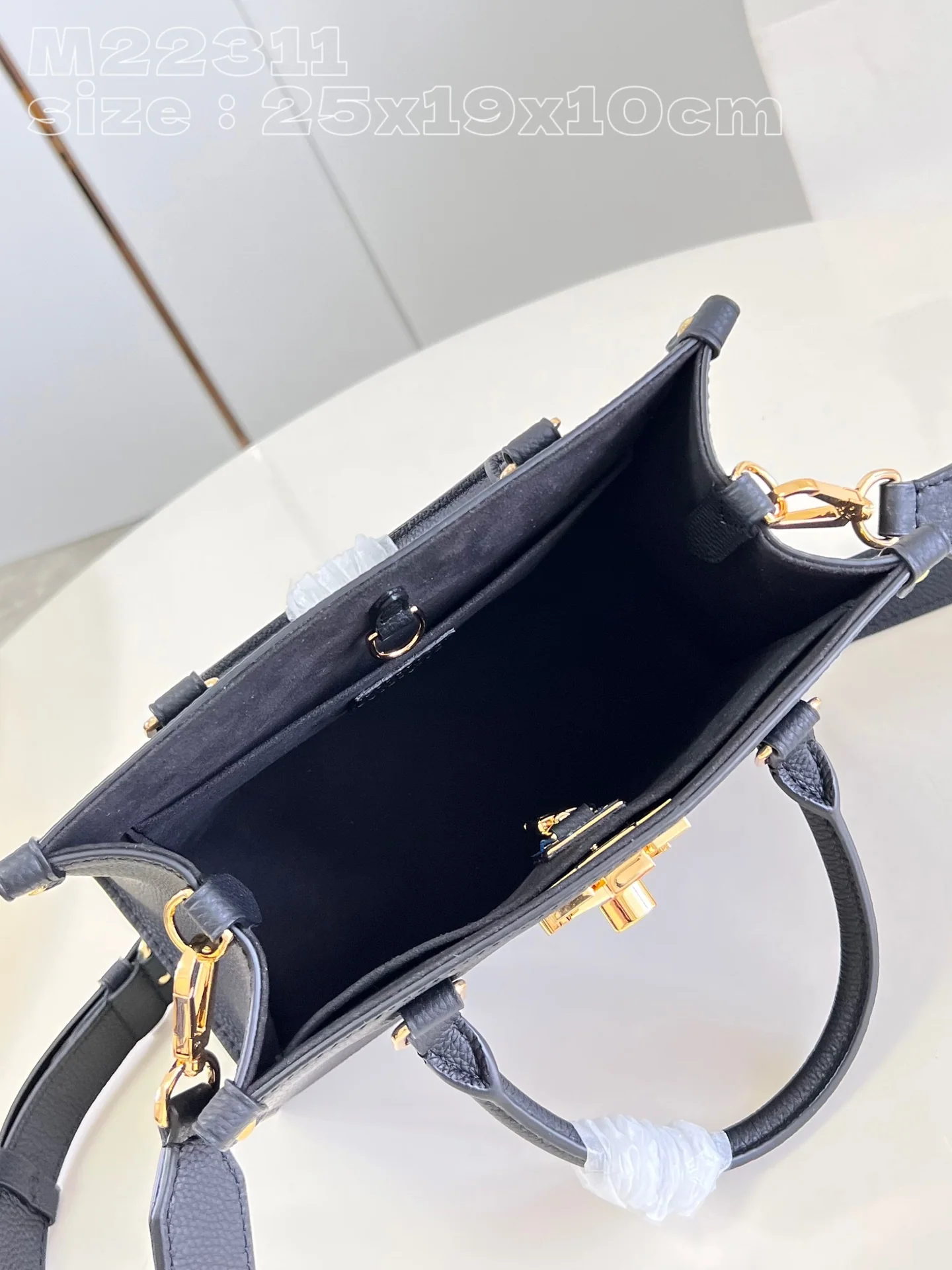 루이비통 M22311 블랙 핸드백 상세 이미지 8