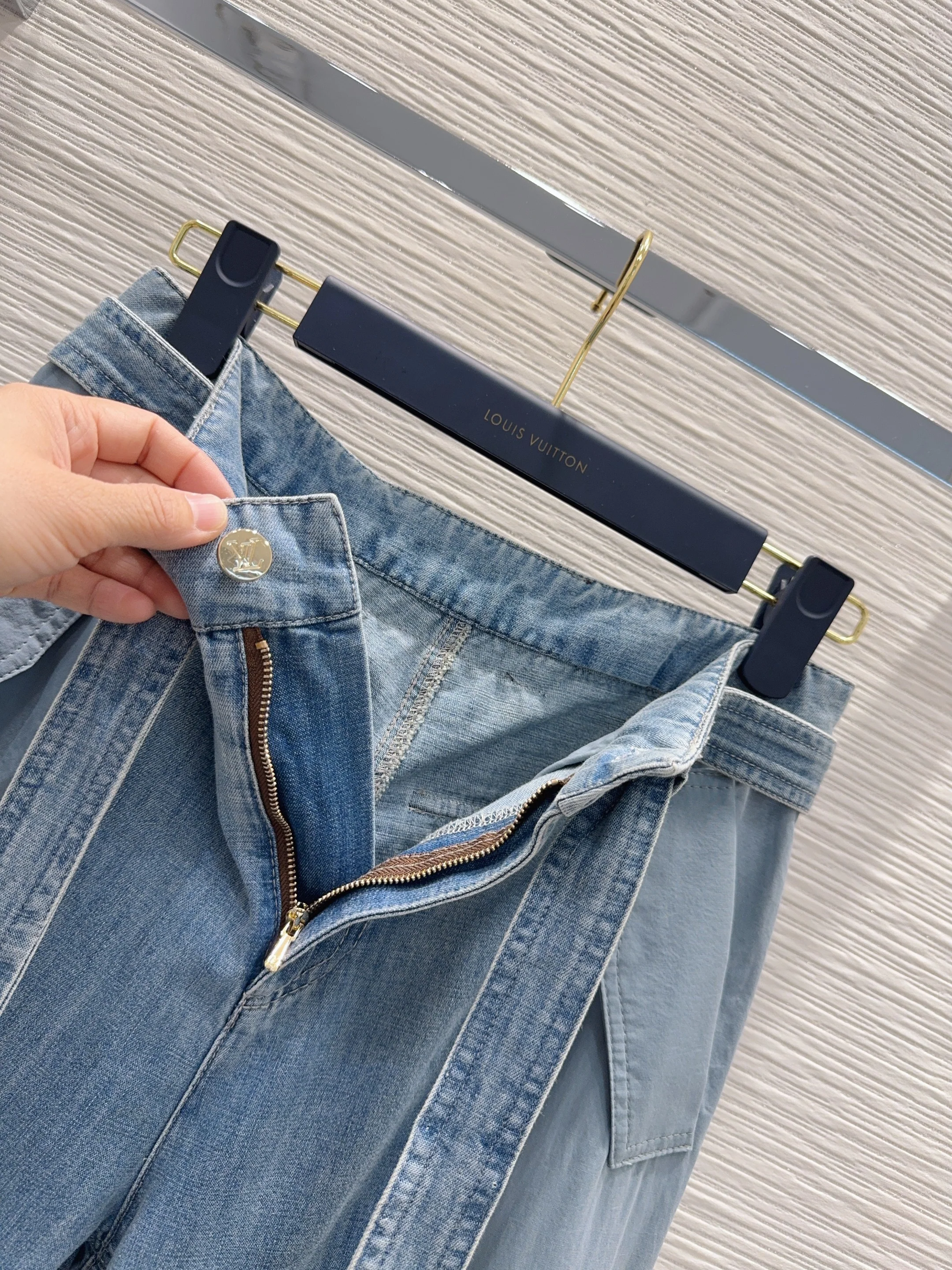 루이비통 데미지 워시드 데님 여성 바지 상세 이미지 12