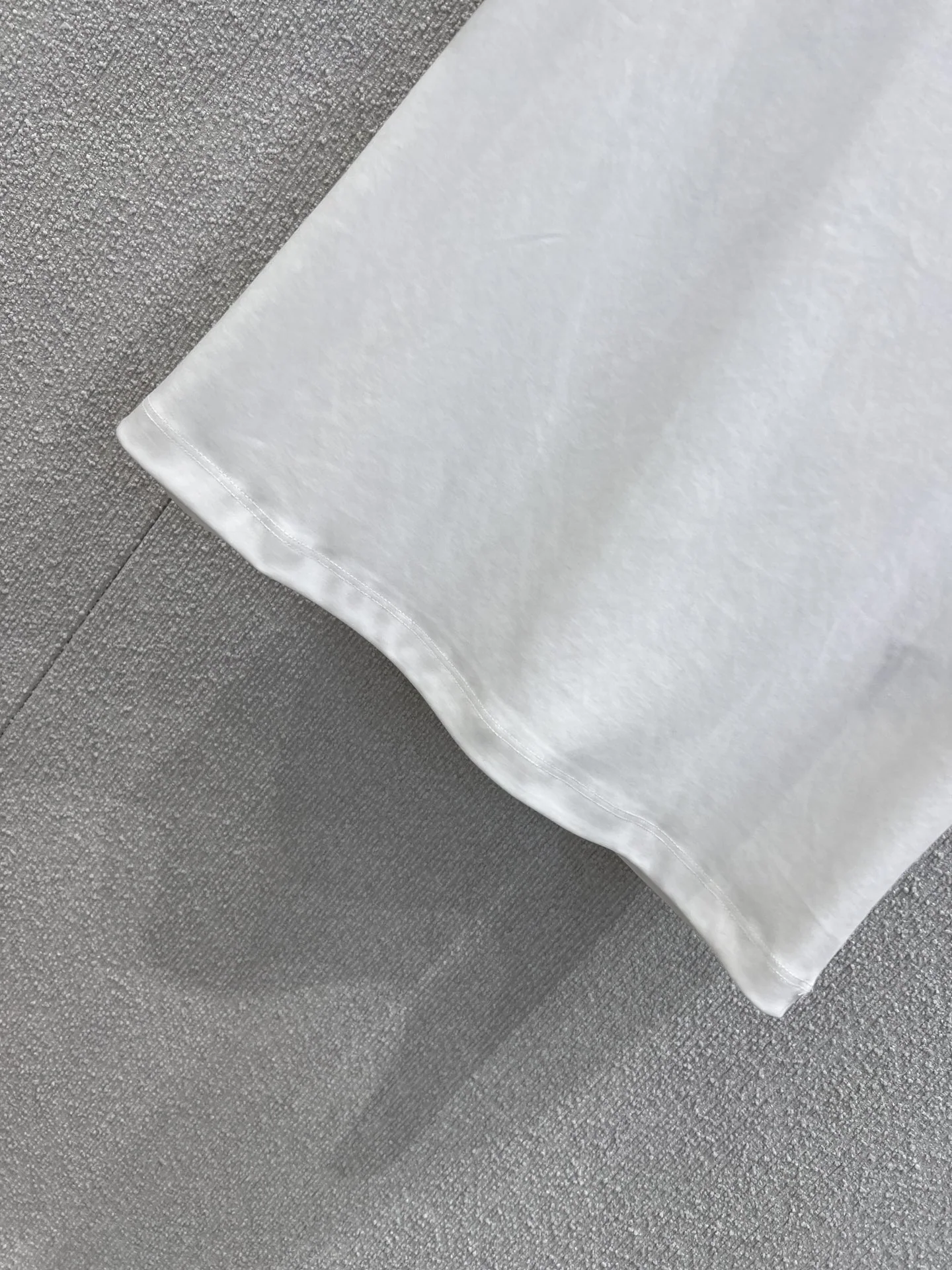 몽클레어 비즈 장식 레터링 여성 반팔 티셔츠 상세 이미지 6