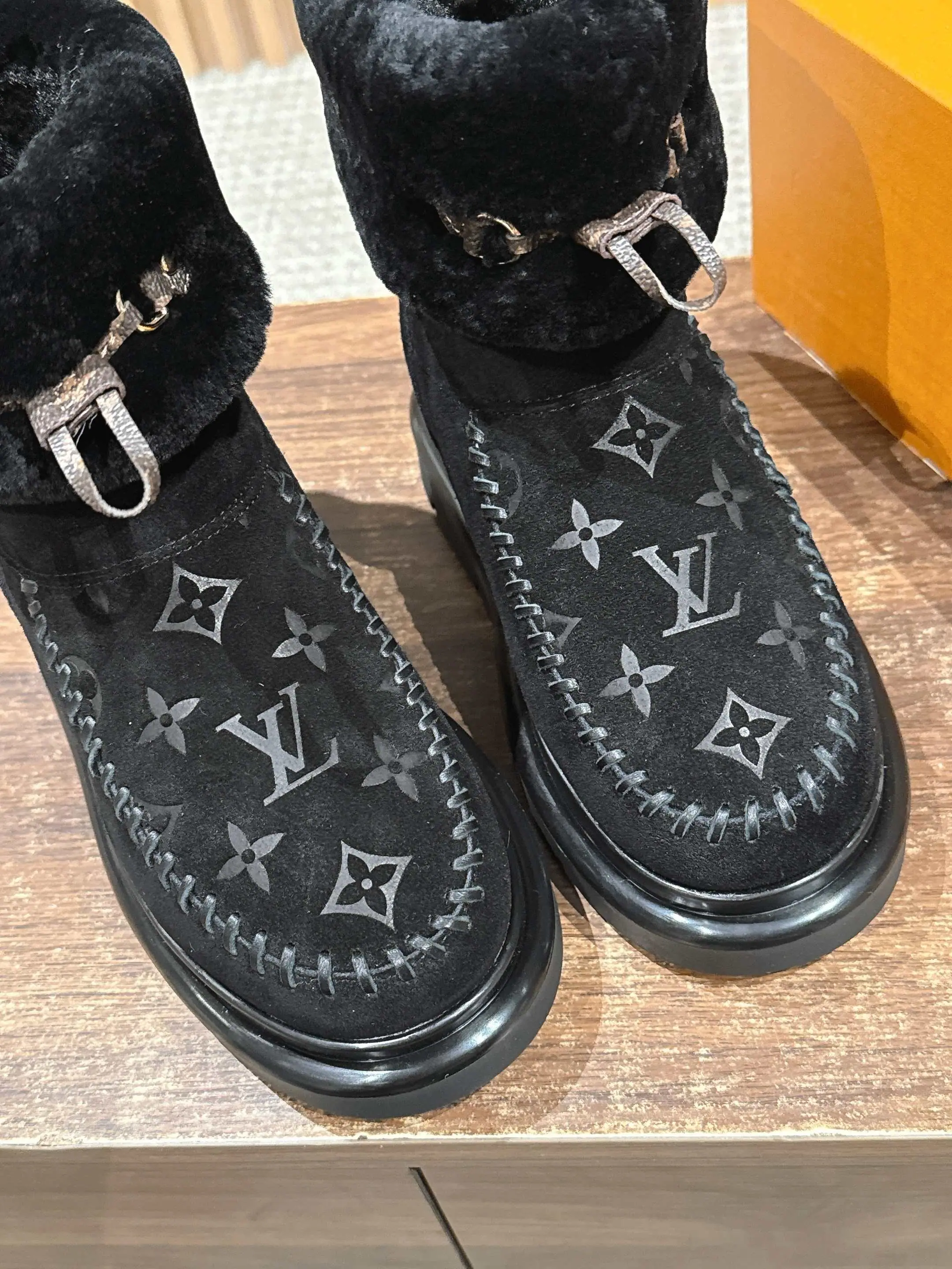 루이비통 코르티나 모노그램 앵클부츠 상세 이미지 6