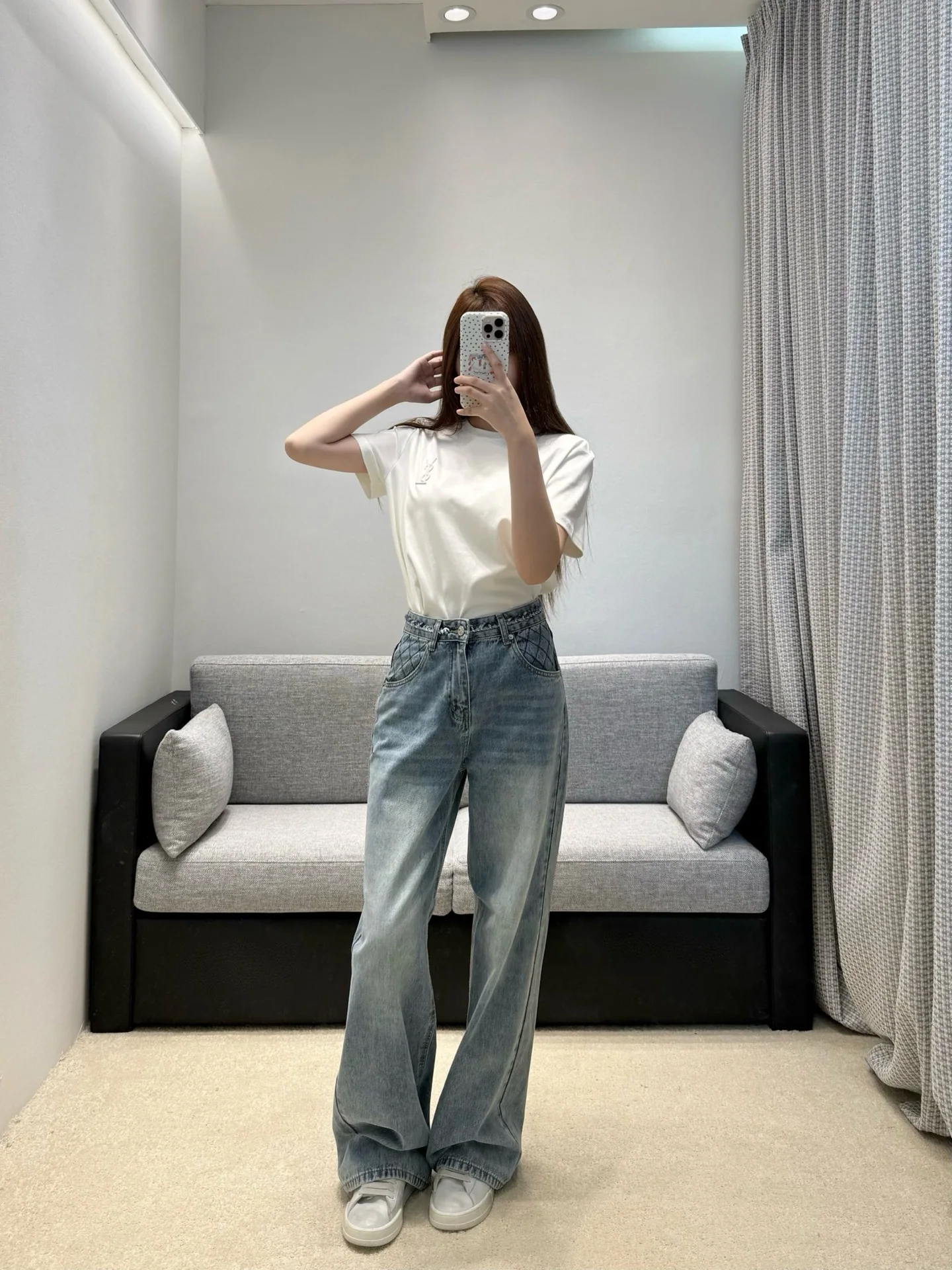생로랑 자수 로고 여성 반팔 티셔츠 상세 이미지 4