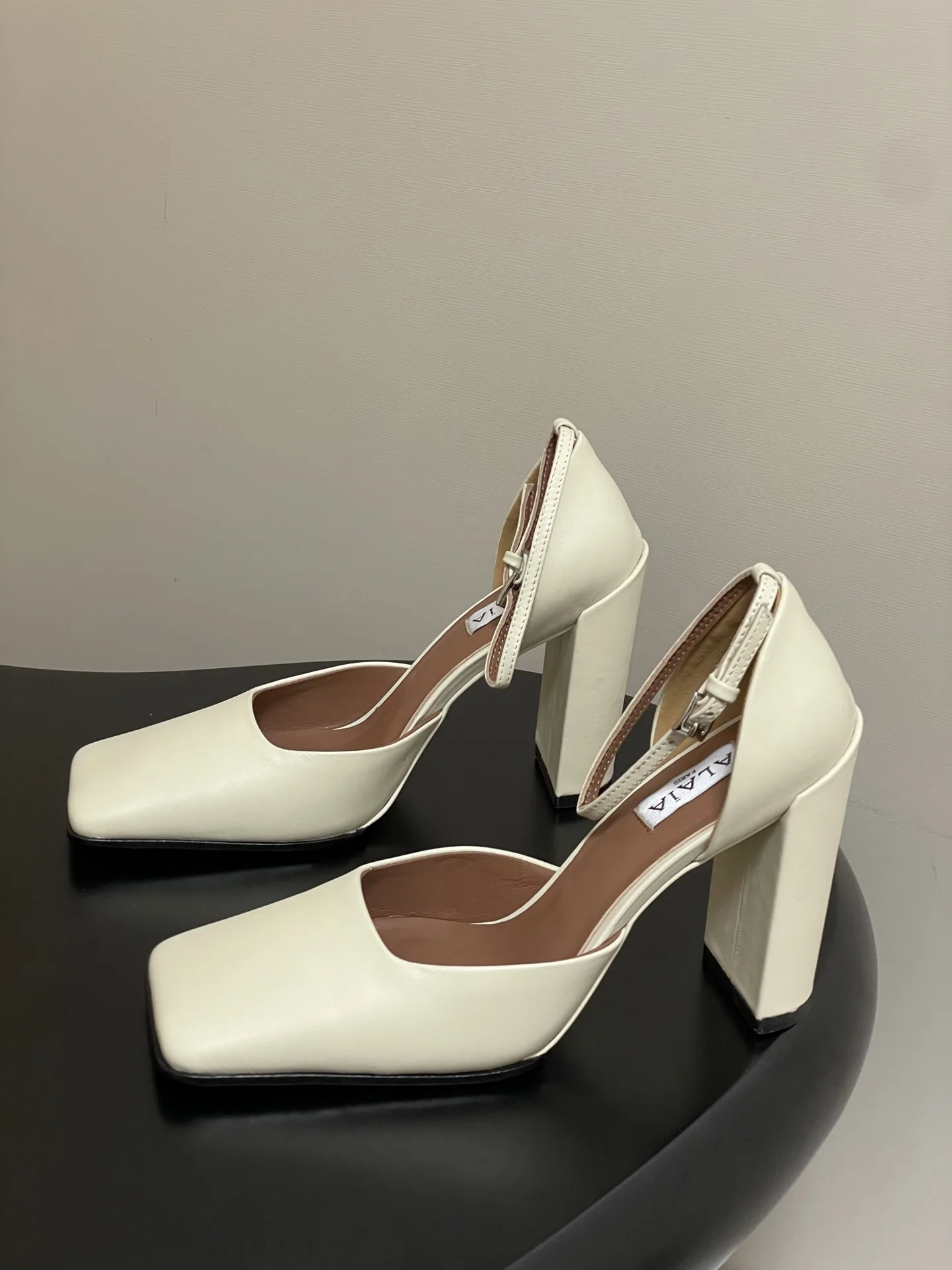 알라이아 미니멀리스트 청키힐 스퀘어토 하이힐 샌들 상세 이미지 3