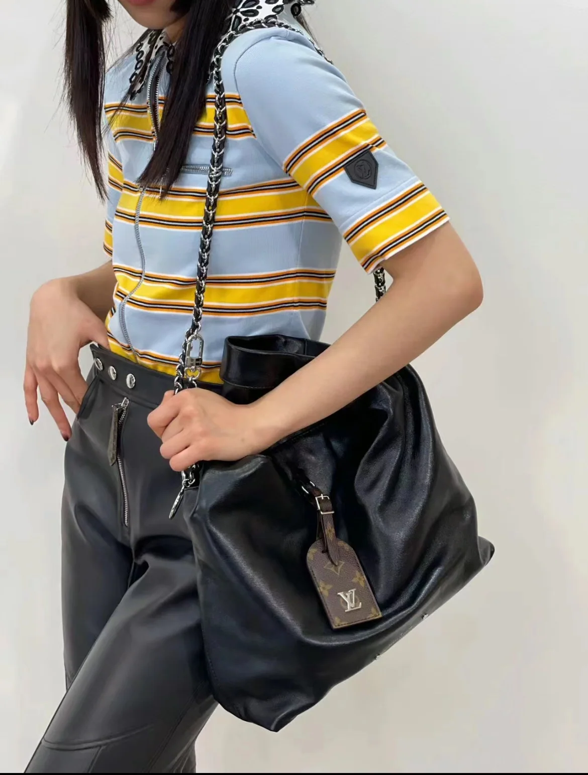 루이비통 블랙 가죽 가방 M11266 상세 이미지 3
