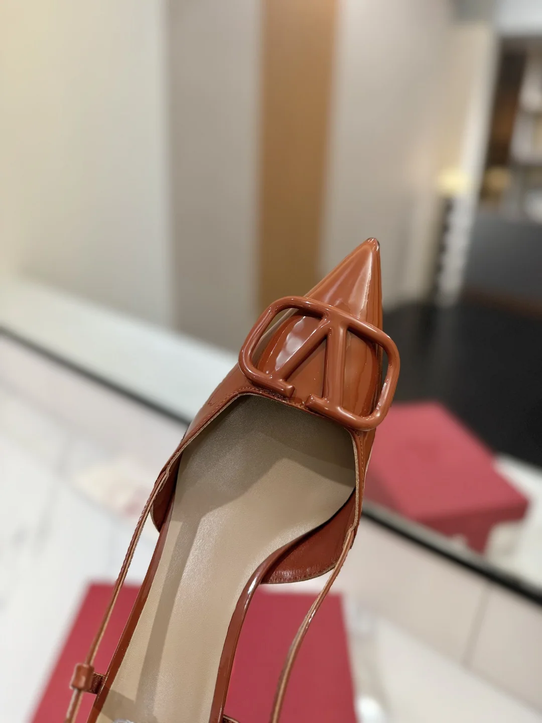발렌티노 뾰족 앞코 V 버클 샌들 상세 이미지 6
