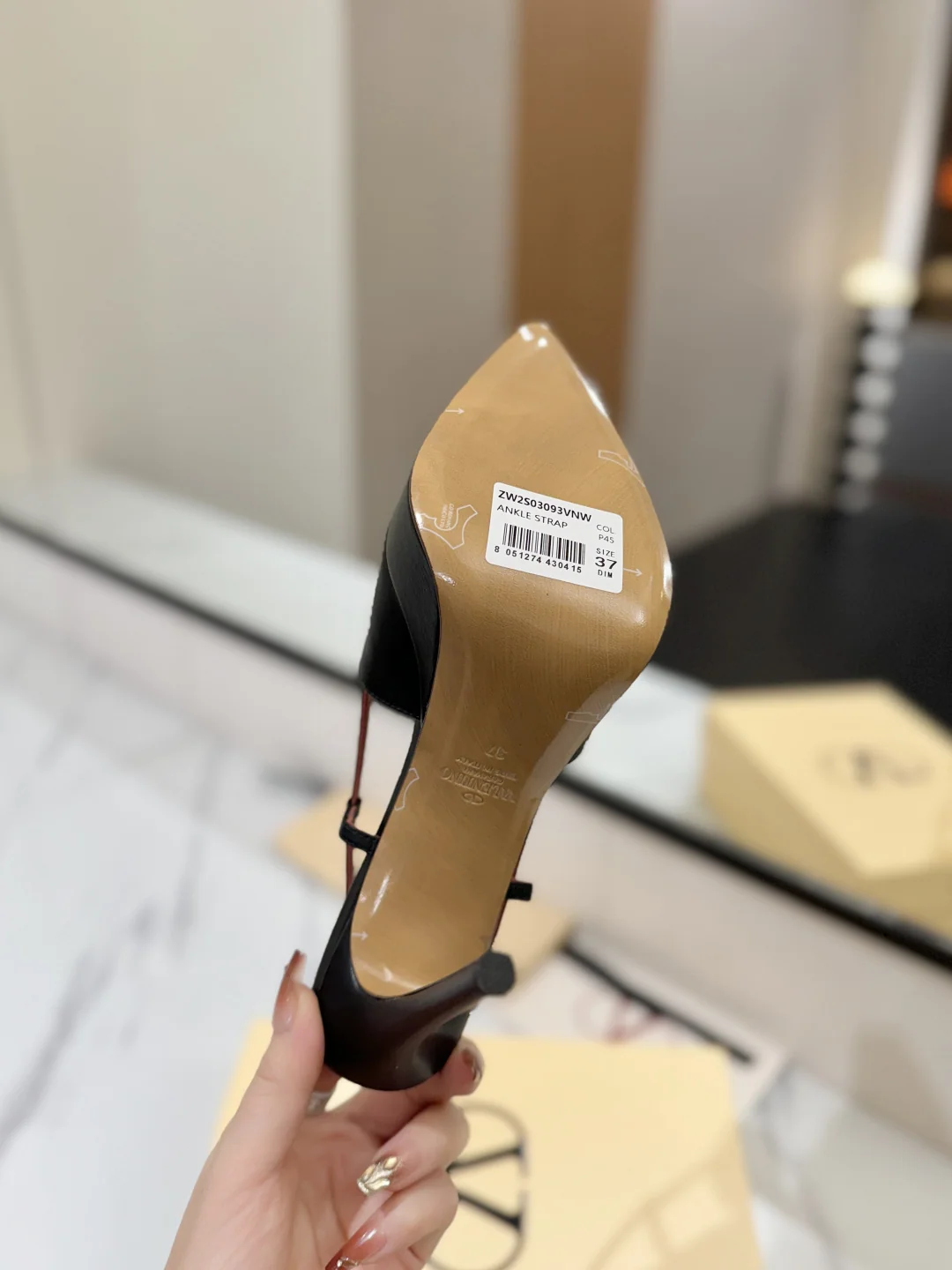 발렌티노 V 버클 뾰족코 샌들 상세 이미지 9