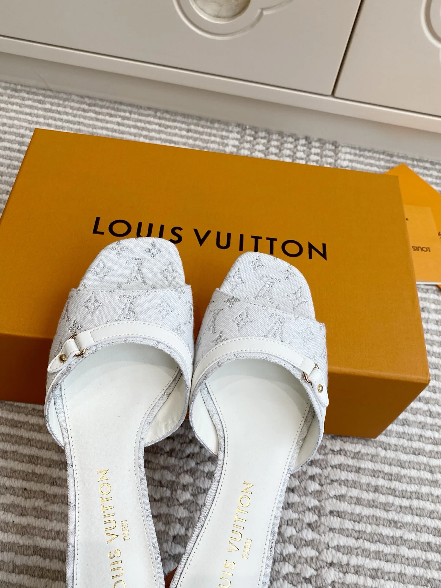 루이비통 모노그램 LV 키티 힐 뮬 상세 이미지 6