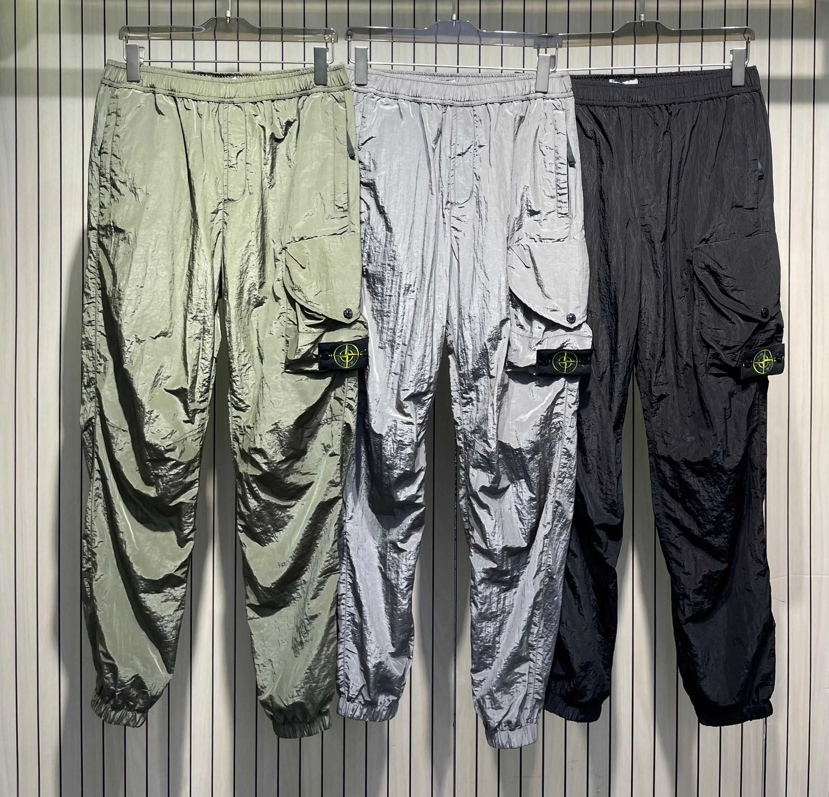 스톤아일랜드 메탈릭 나일론 조거 팬츠 상세 이미지 1