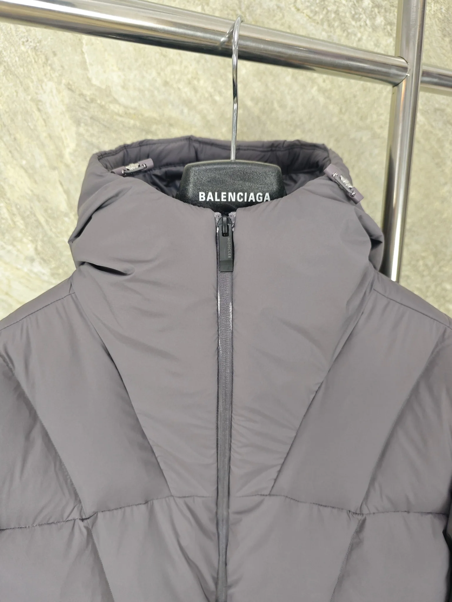 몽클레르 후세인 다크 로고 숏 다운 패딩 점퍼 25FW 상세 이미지 3