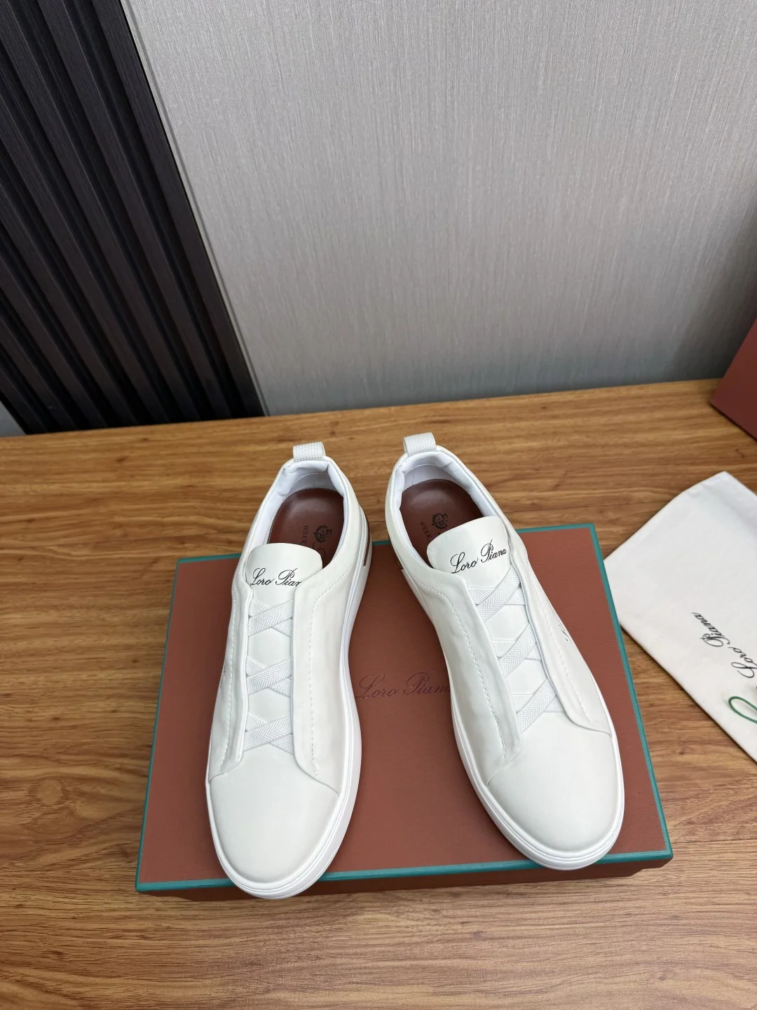 로로피아나 스웨이드 남성 스니커즈 상세 이미지 2
