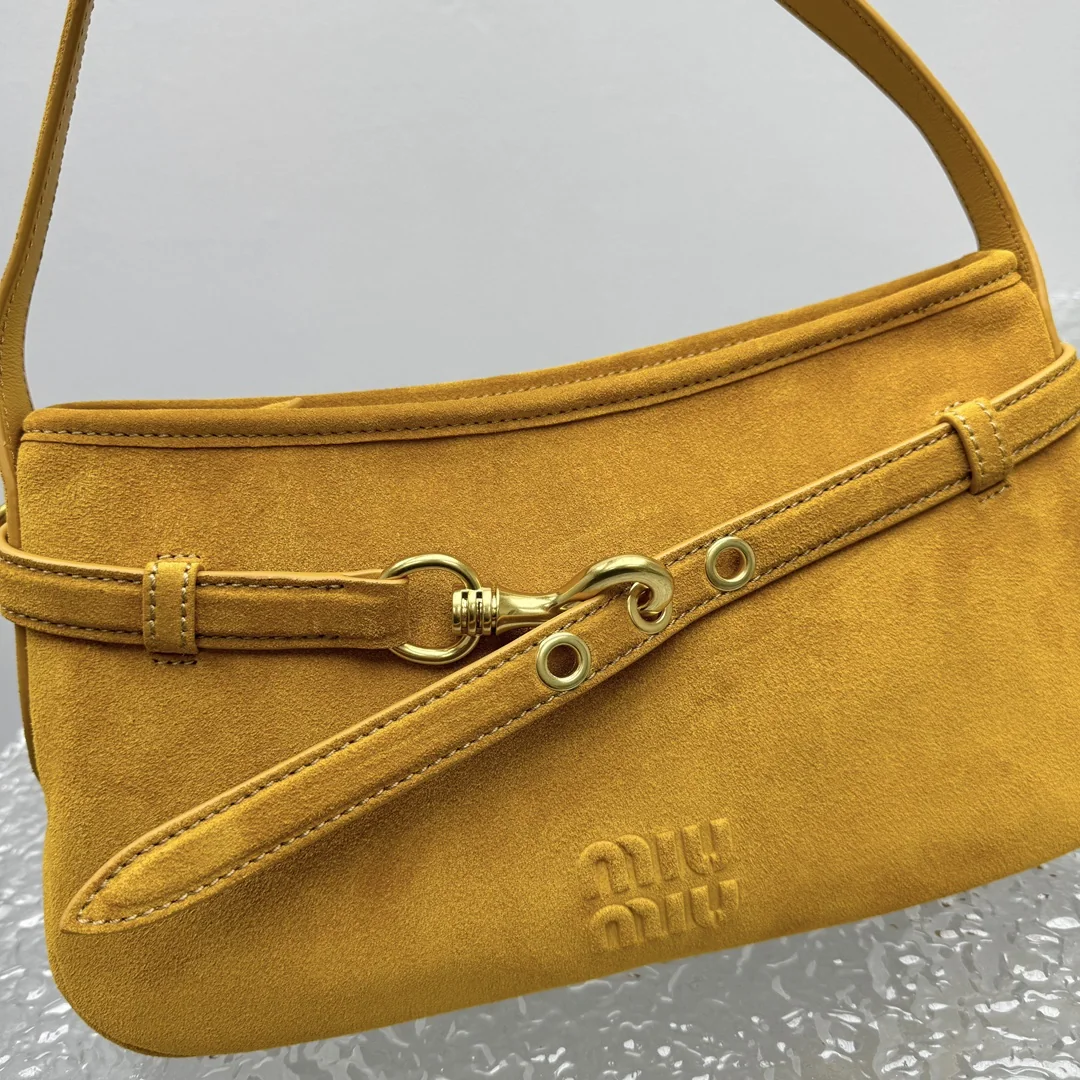 미우미우 매트 옐로우 숄더백 상세 이미지 14