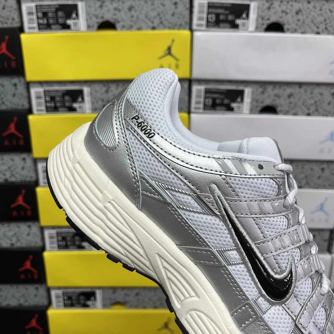 나이키 [CS] P 6000 CD6404-105 201531 Nike P-6000 White Metallic Silver Flat Black 상세 이미지 8