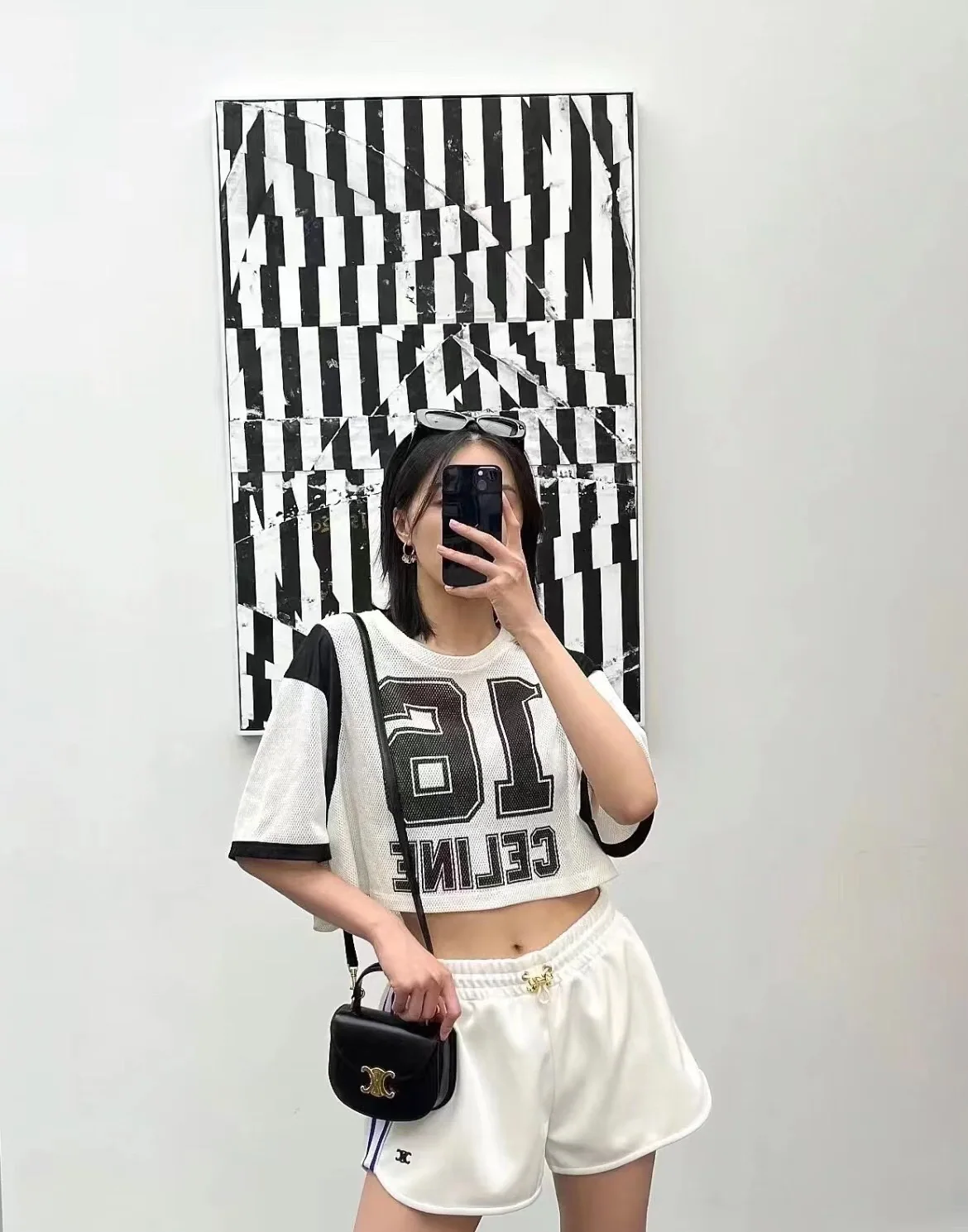 셀린느 풀 다이아몬드 이니셜 귀걸이 상세 이미지 2
