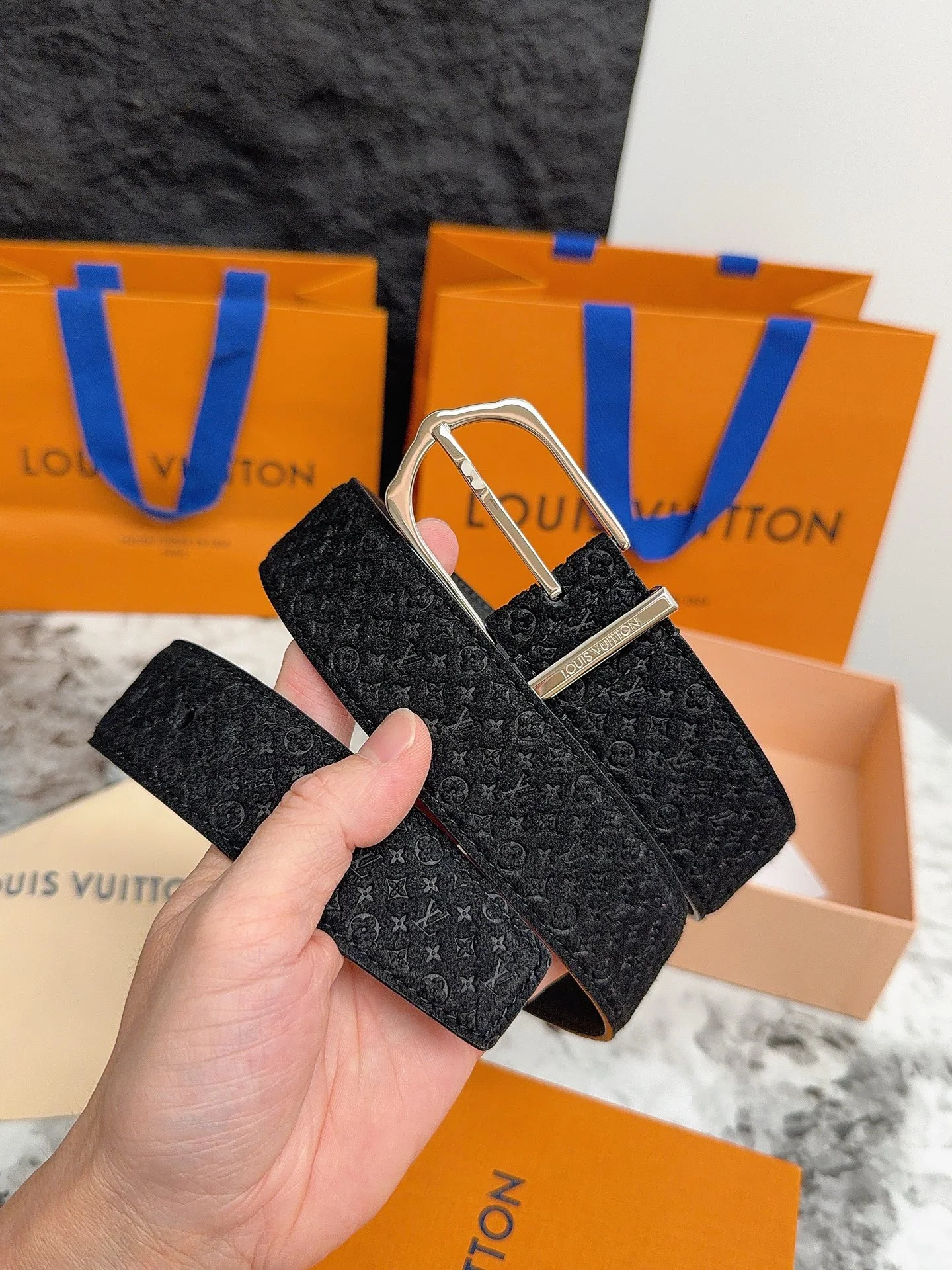 루이비통 LV 라이트 프로그 모노그램 스웨이드 벨트 상세 이미지 5