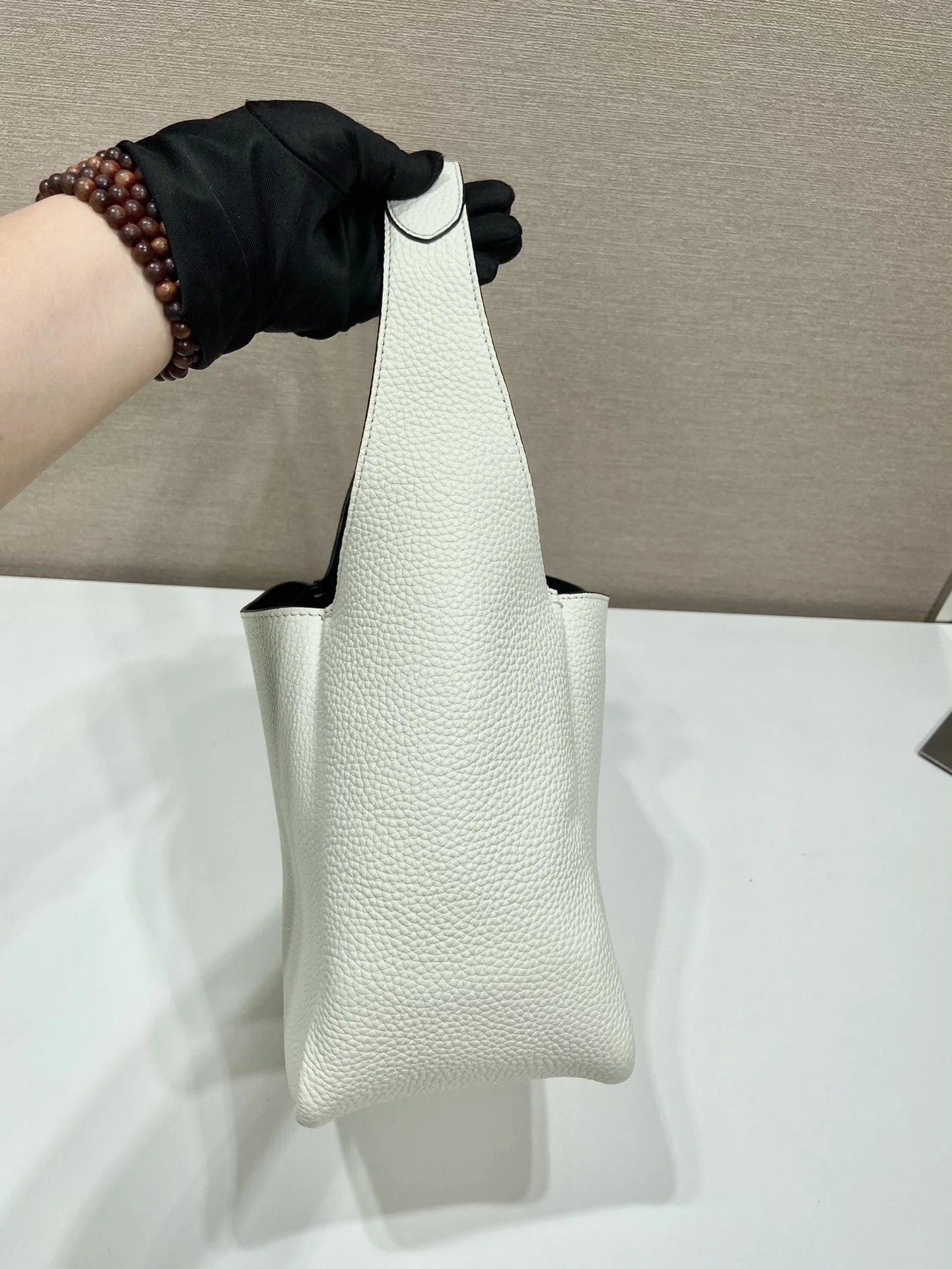 프라다 카프스킨 버킷 토트백 1BC127 상세 이미지 6