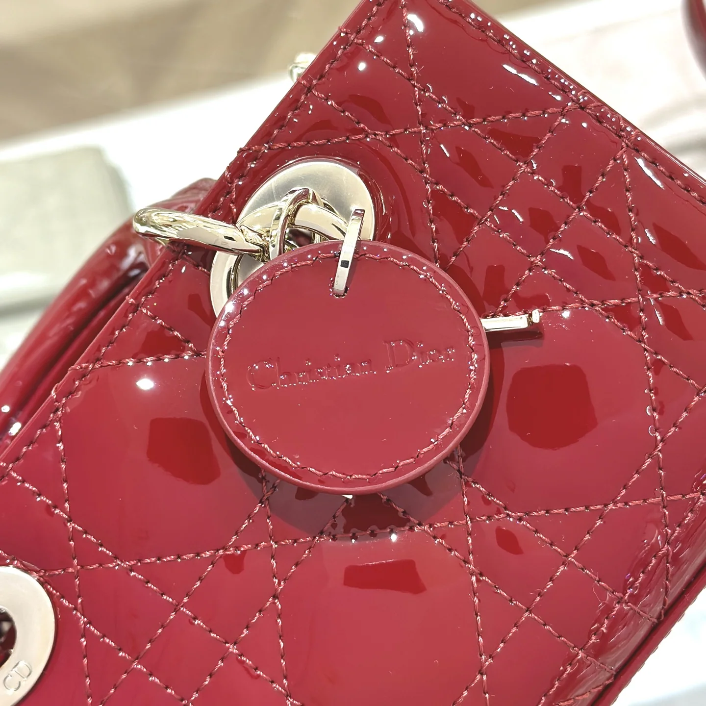 디올 미니 래커 와인레드 가방 상세 이미지 6