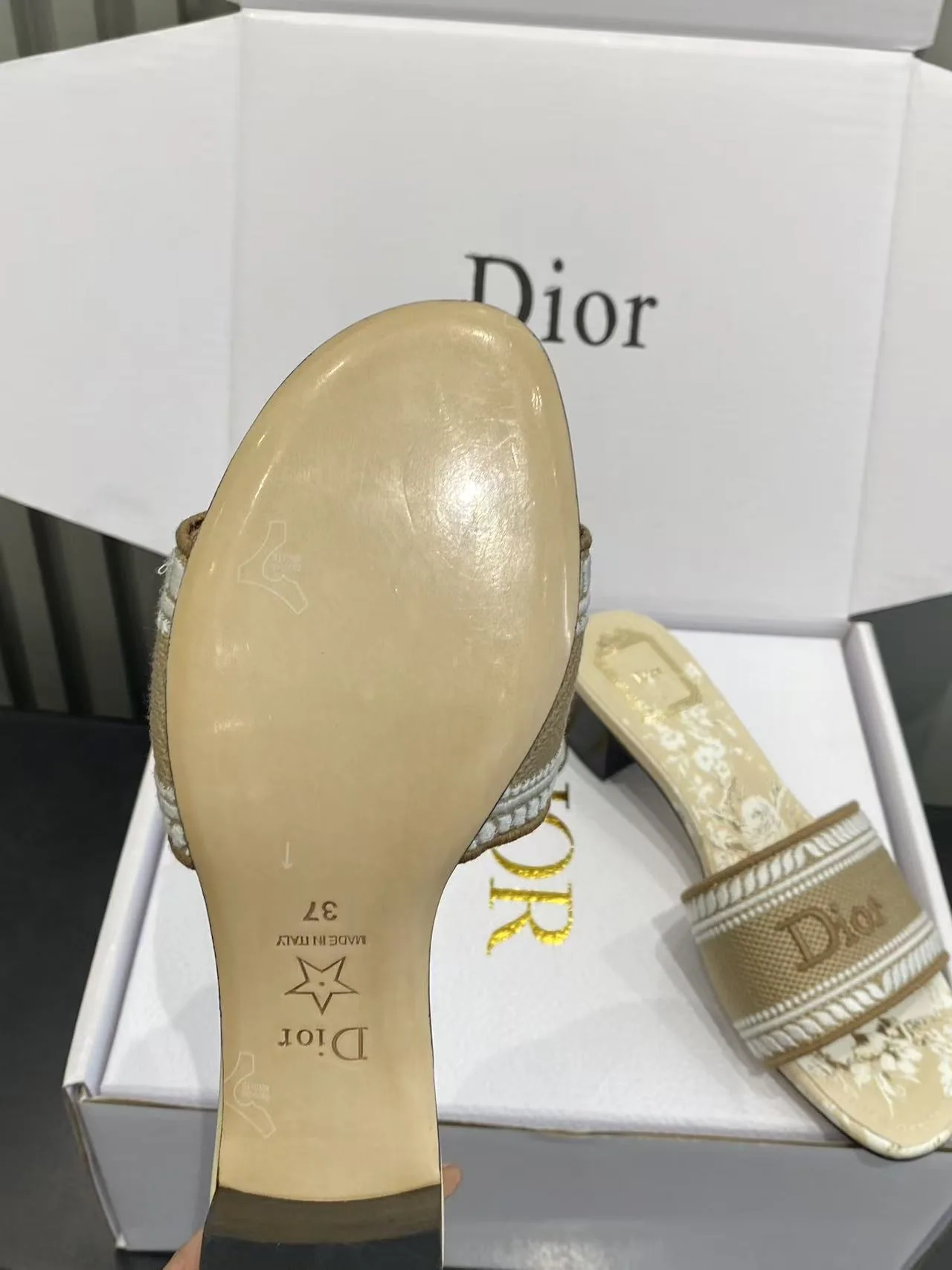 디올 자수 꽃무늬 청키힐 샌들 상세 이미지 9