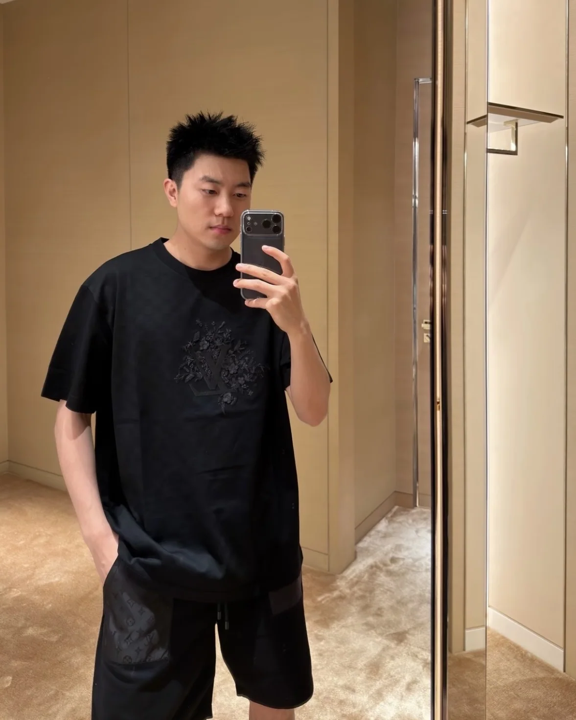 루이비통 자수 로고 반팔 티셔츠 상세 이미지 8