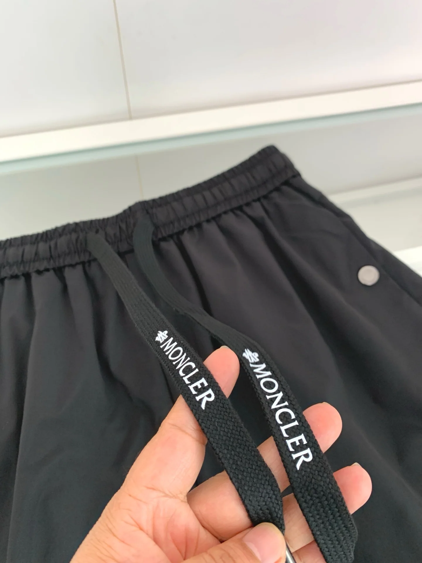 몽클레어 드로스트링 메시 포켓 남성 반바지 상세 이미지 5