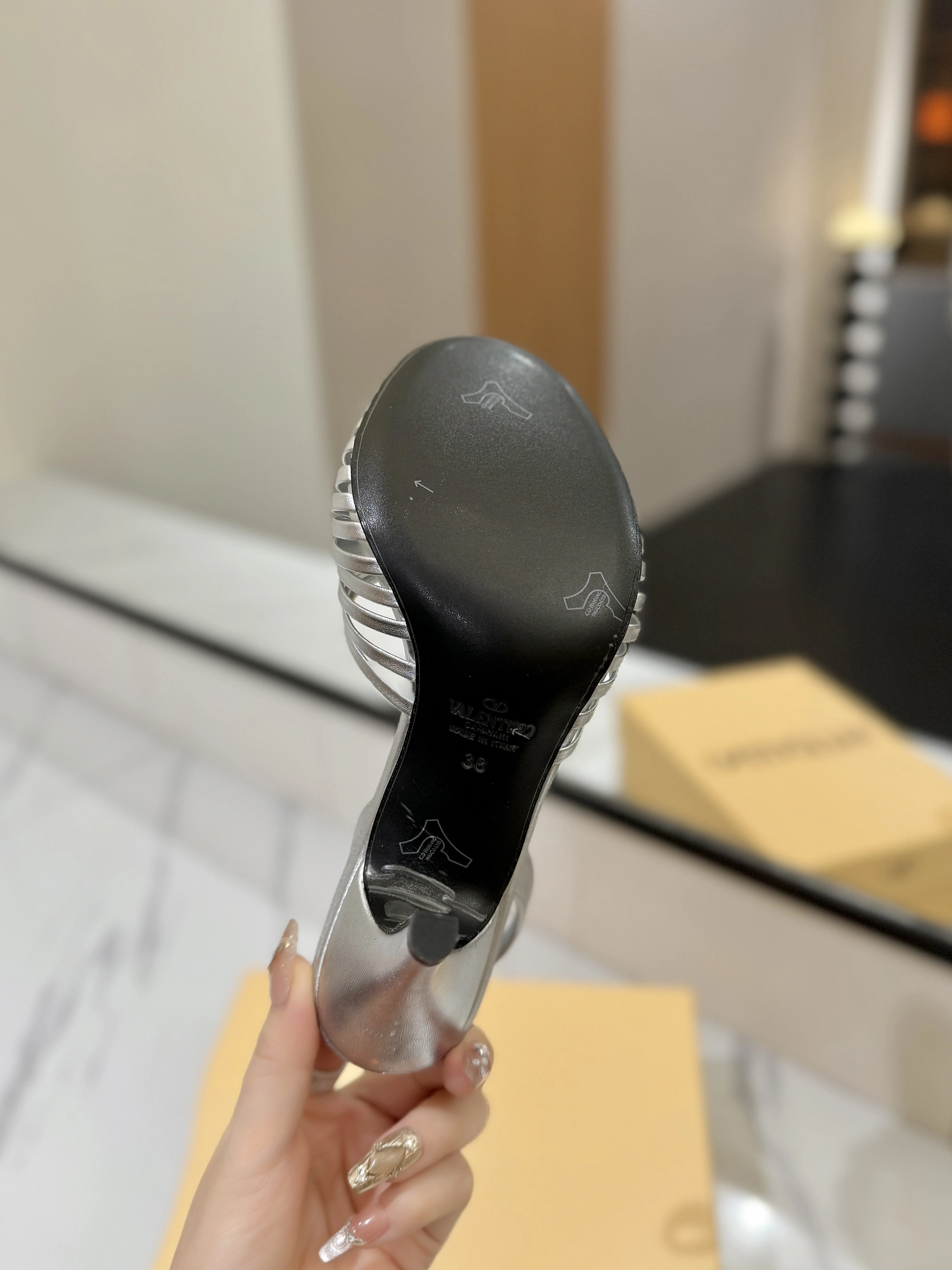 발렌티노 V 로고 백리스 샌들 상세 이미지 18