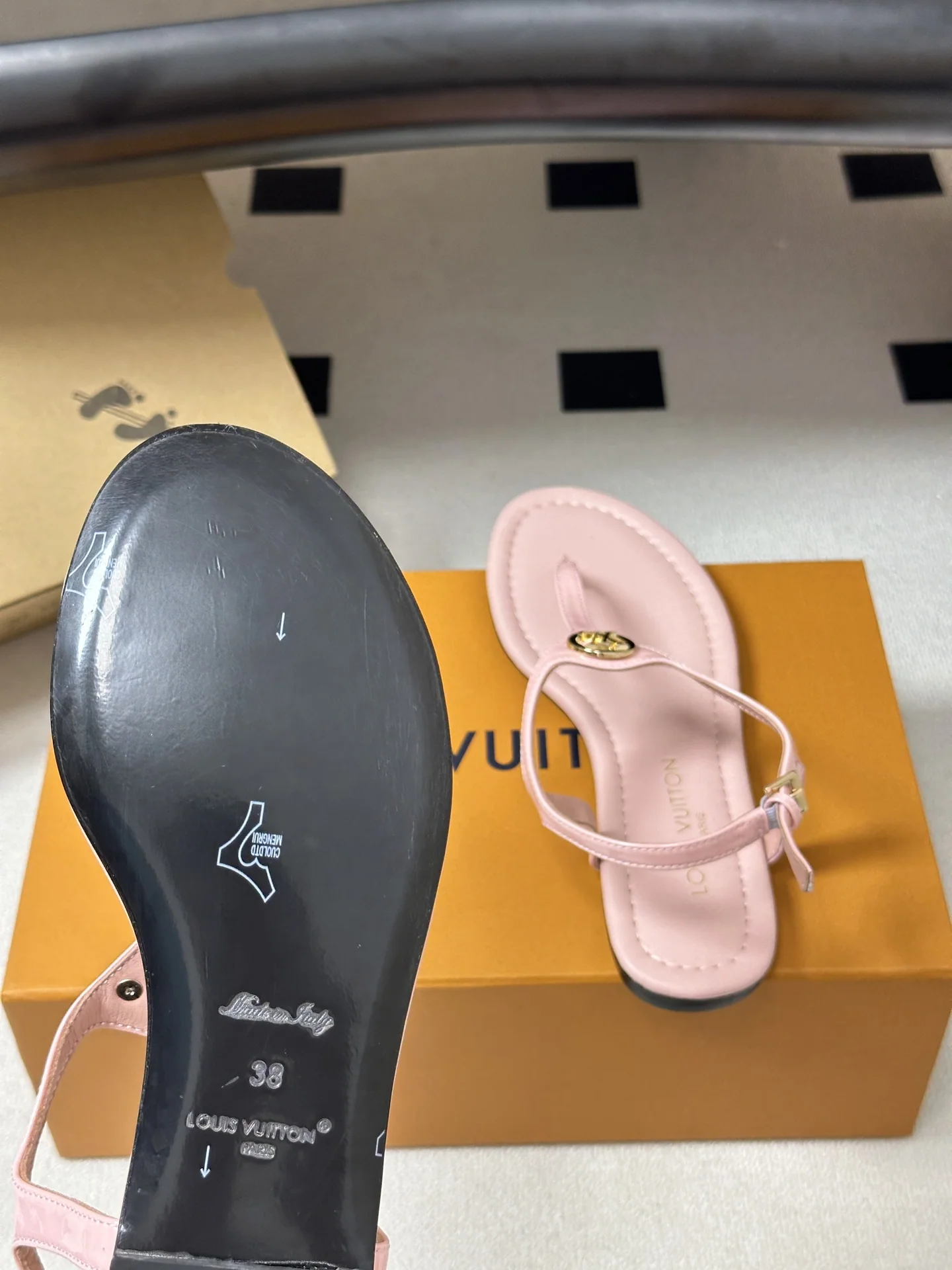 루이비통 LV Vibe 메탈 버클 비치 샌들 상세 이미지 9