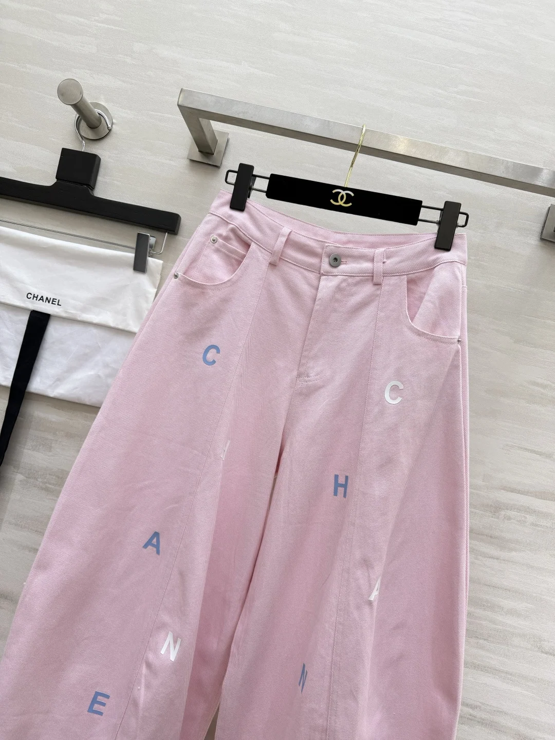 샤넬 레터 자수 와이드 레그 남성 바지 상세 이미지 7