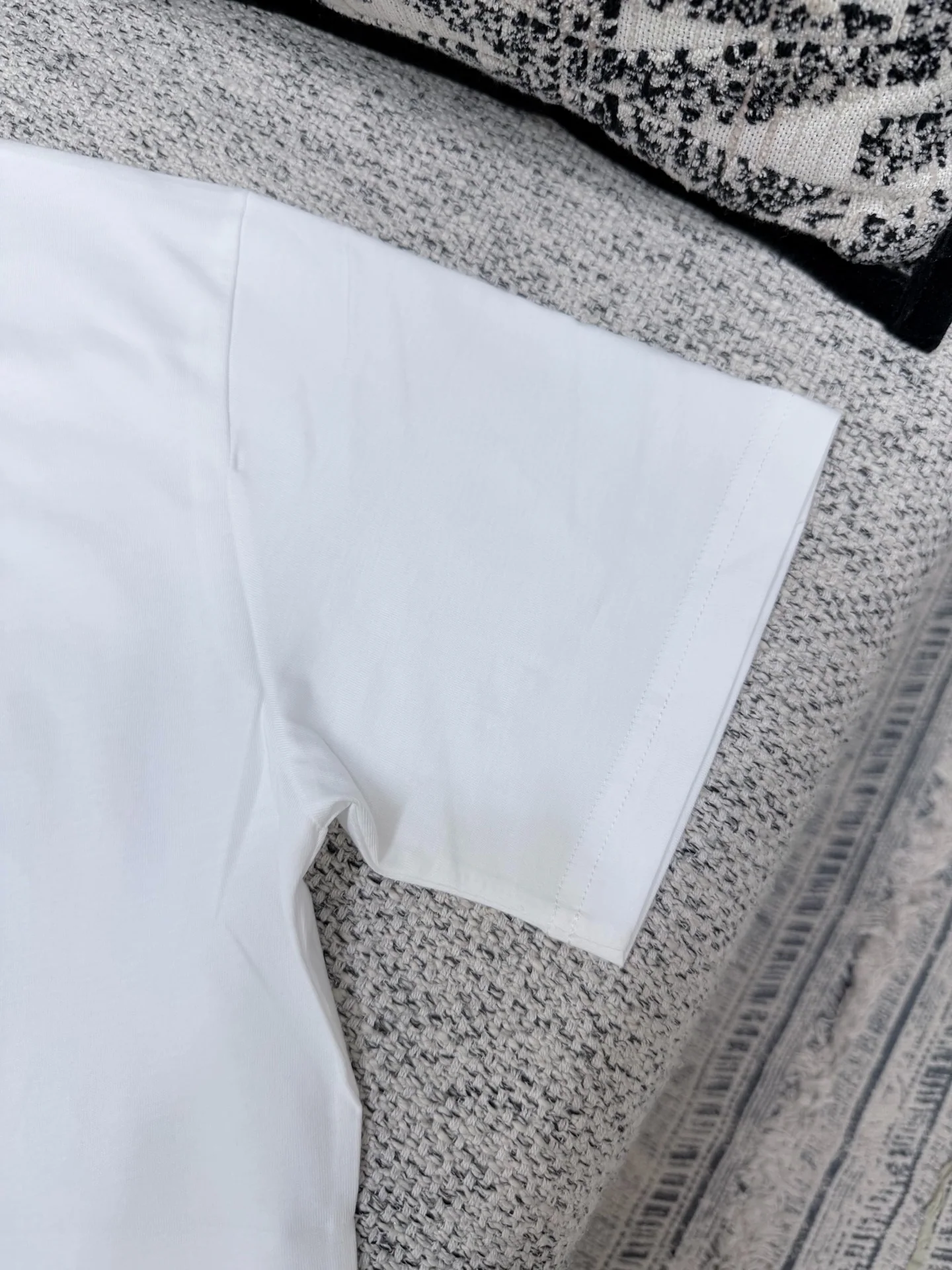 루이비통 코튼 자수 크루넥 반팔 티셔츠 26 SS 상세 이미지 6