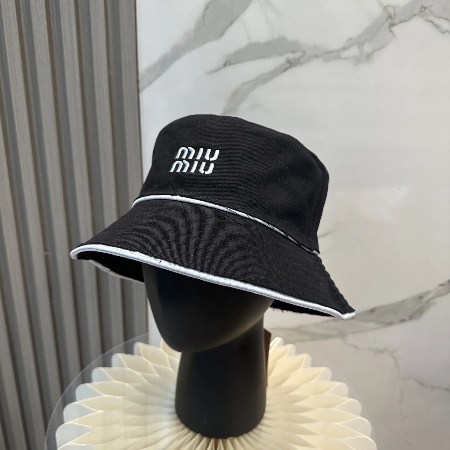 미우미우 자수 배킷 햇 모자 118533