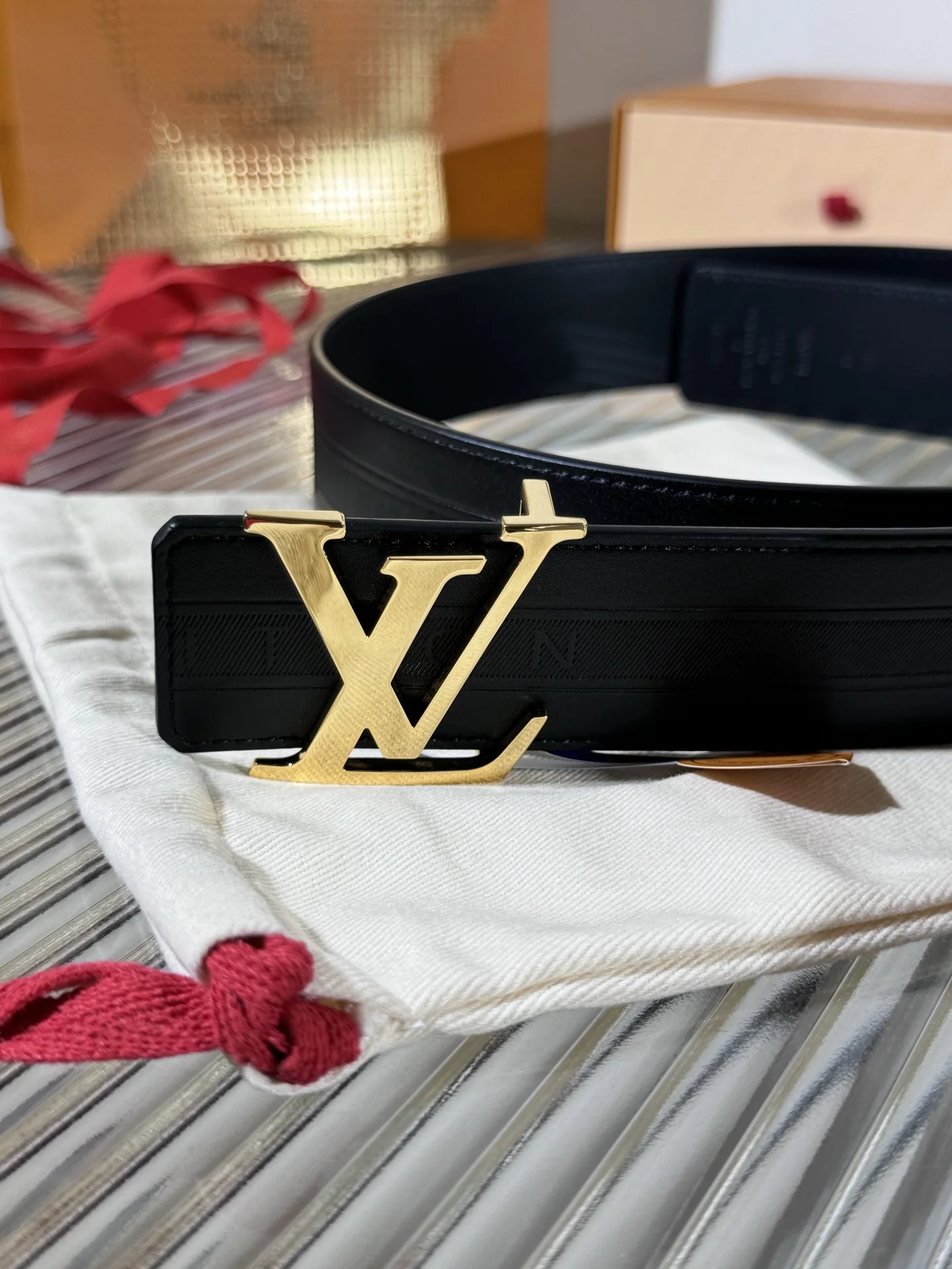 루이비통 LV 이니셜 트리옹 가죽 벨트 상세 이미지 3