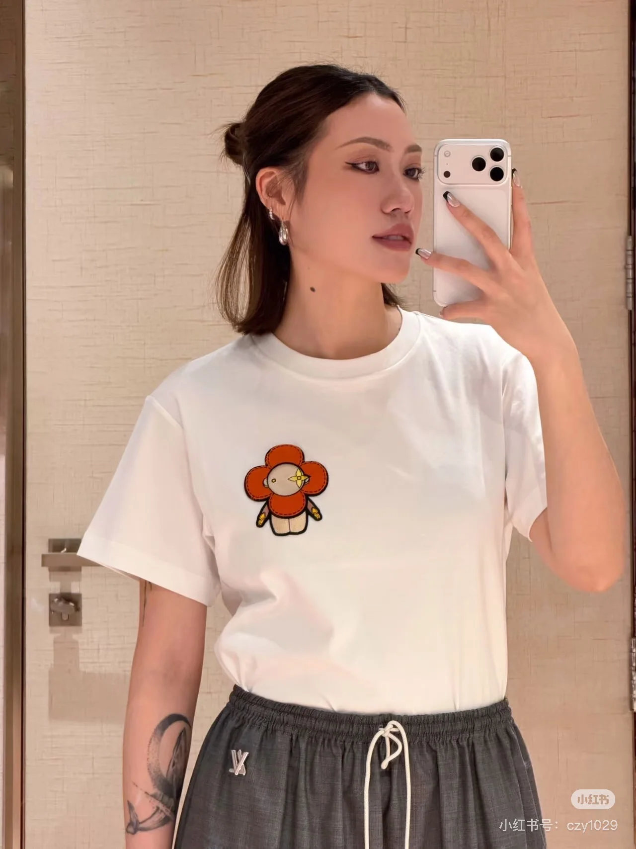 루이비통 해바라기 자수 크루넥 반팔 티셔츠 상세 이미지 8