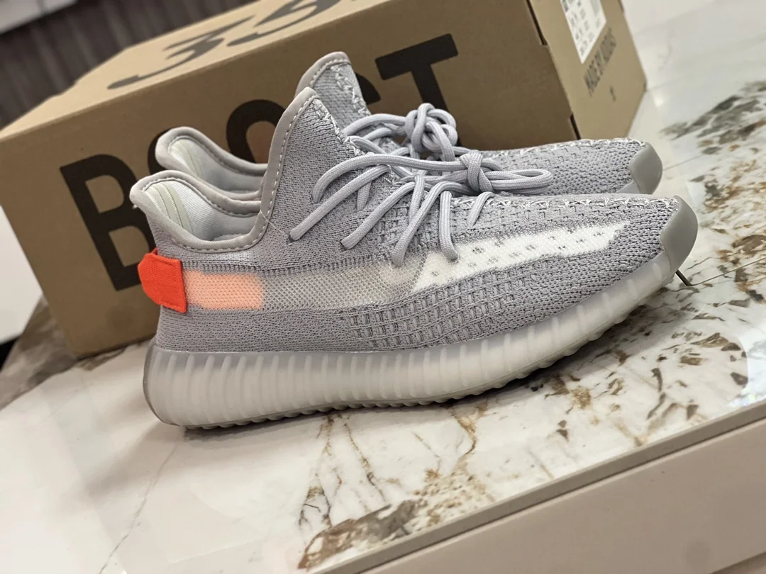 아디다스 이지 신발 상세 이미지 1