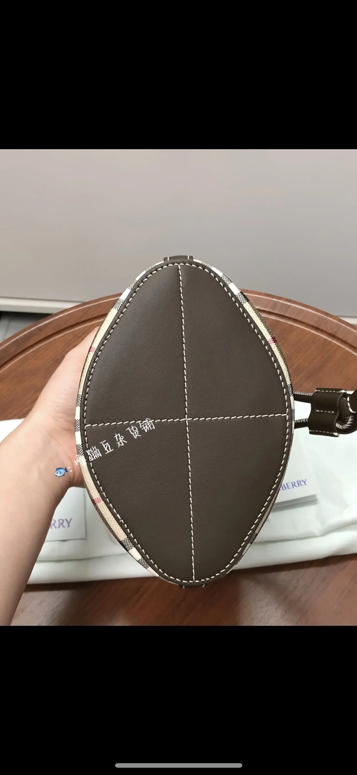 버버리 미니 버킷백 상세 이미지 6