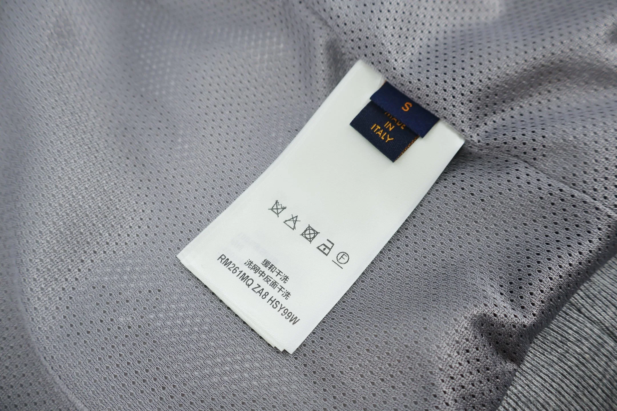 루이비통 엠보 모노그램 프린트 스탠드 카라 지퍼 자켓 상세 이미지 9