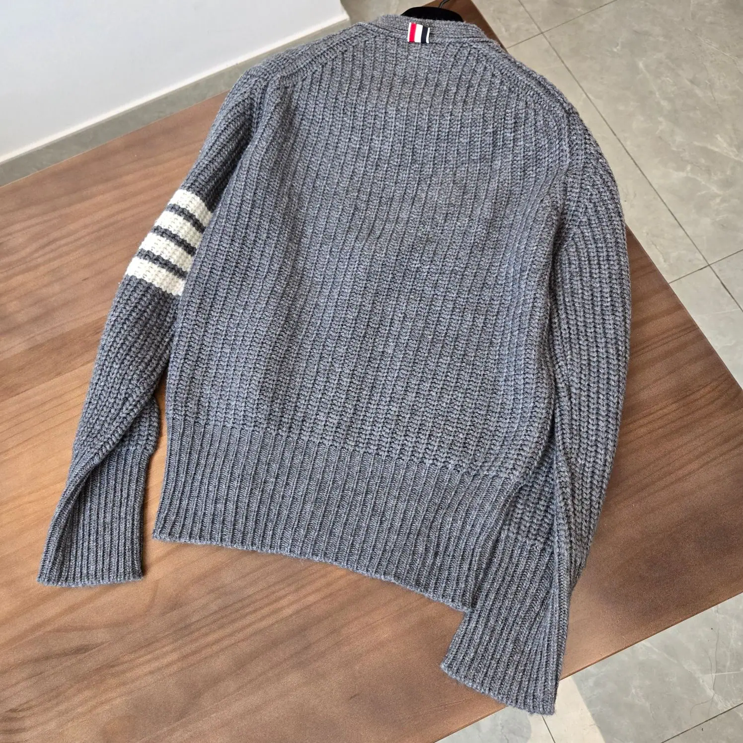 톰브라운 TB 24/FW 네 줄무늬 두꺼운 니트 가디건 5372 Thom Browne 상세 이미지 2