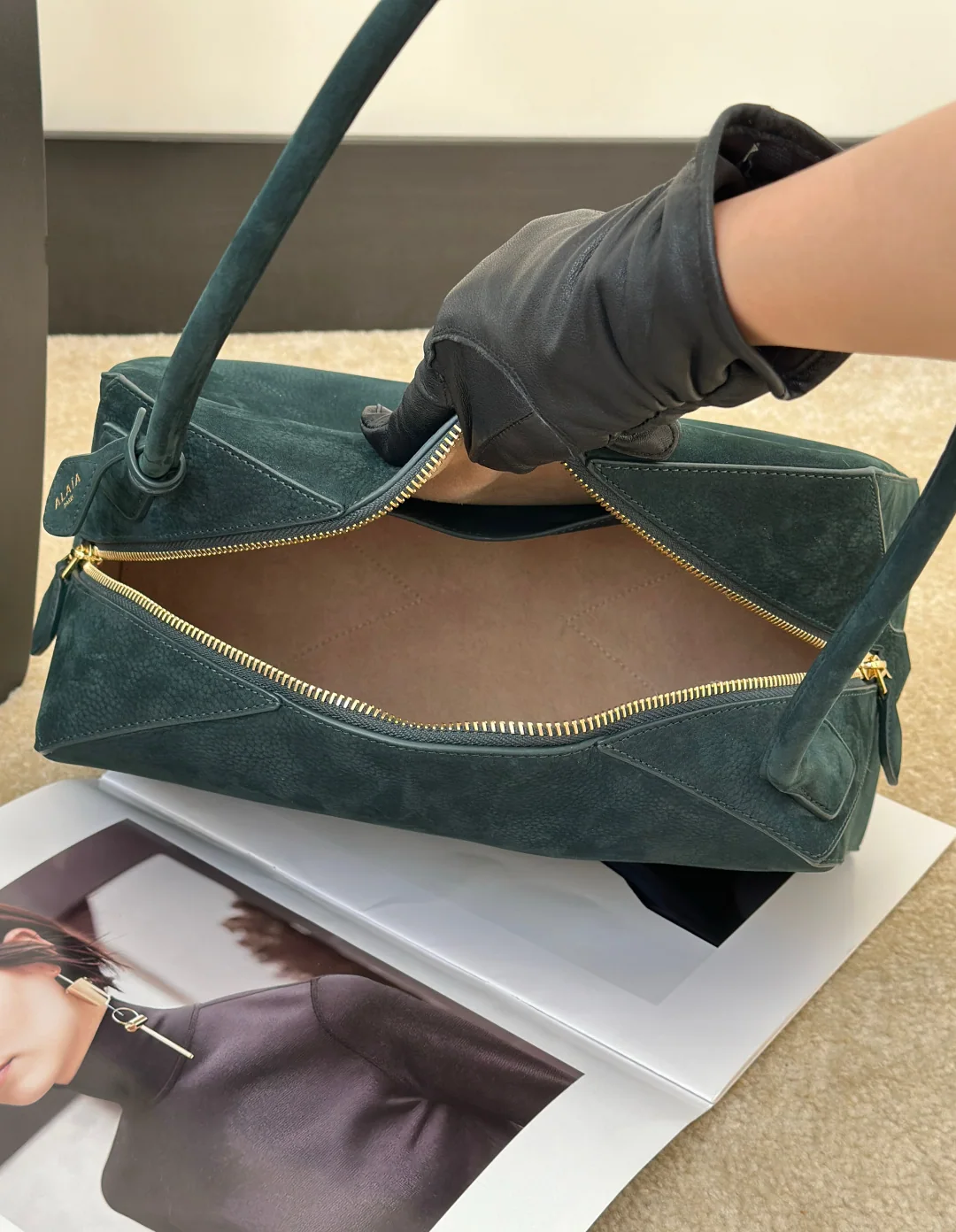 알라이아 더 불독 스웨이드 가방 상세 이미지 9