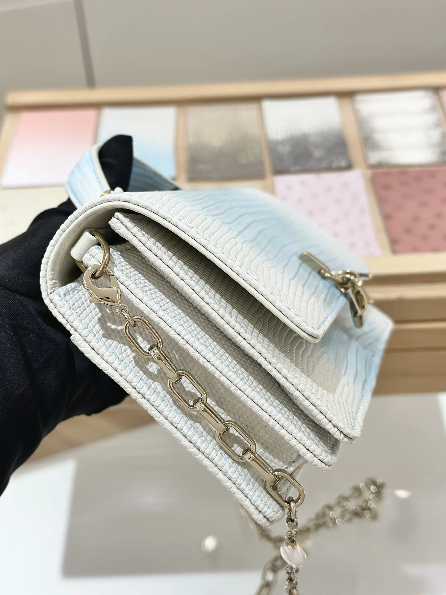 디올 진주 도마뱀 가죽 그라데이션 블루 가방 상세 이미지 9