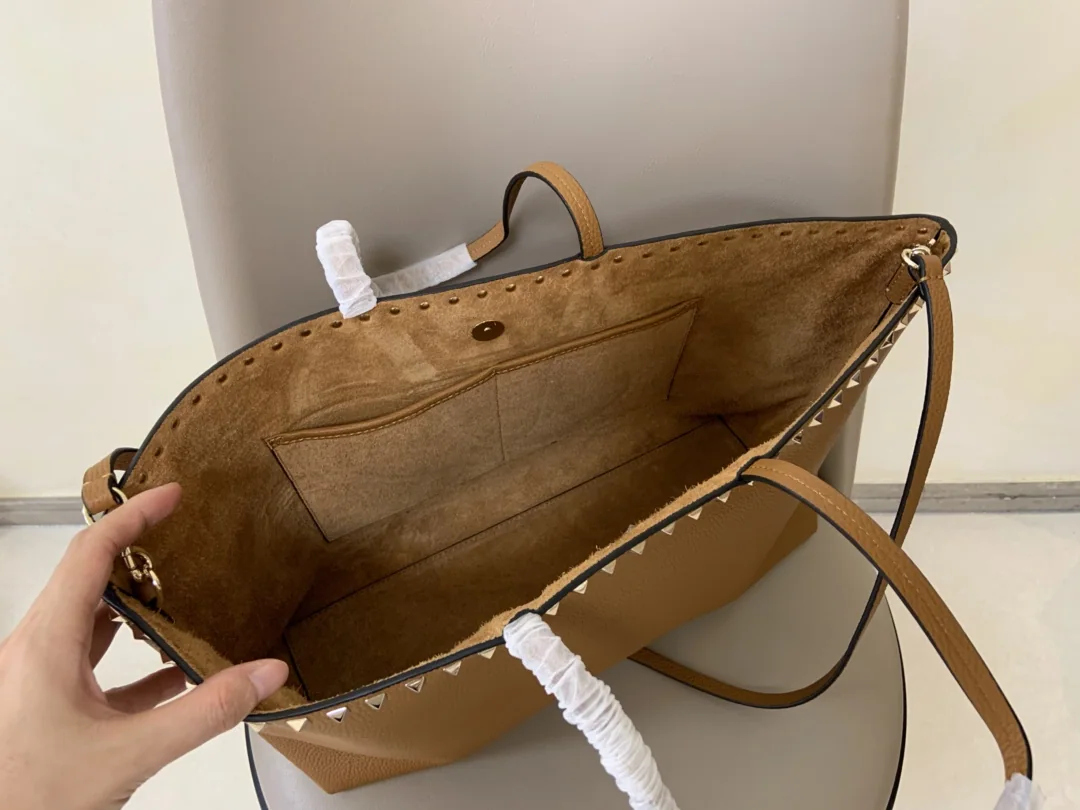 발렌티노 가라바니 락스터드 카프스킨 토트백 상세 이미지 7