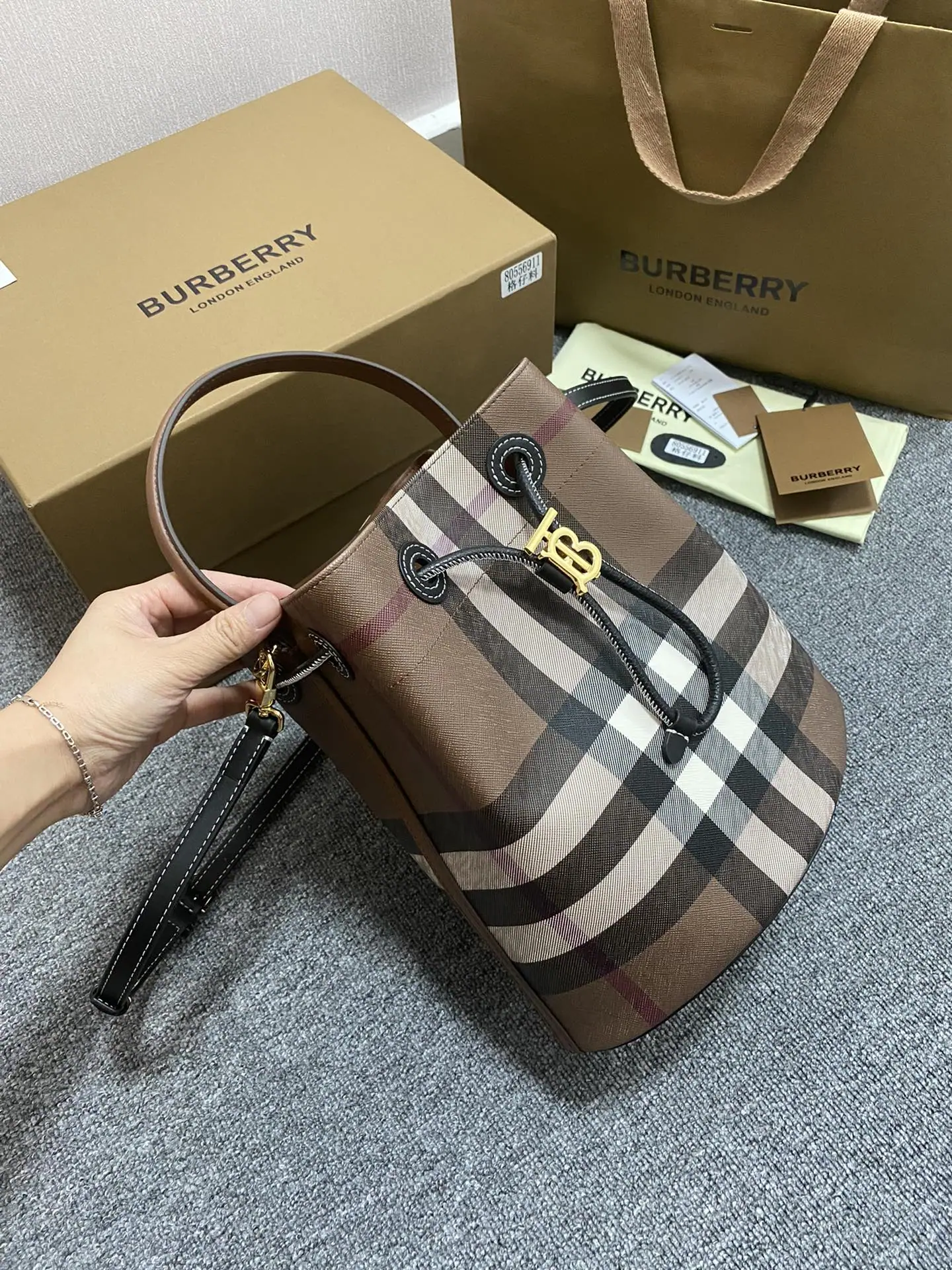 버버리 버치우드 브라운 버킷백 상세 이미지 2