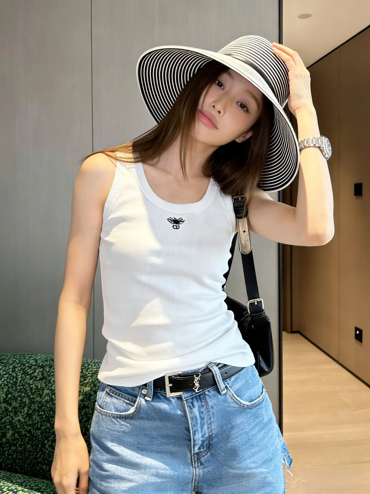 디올 벌 자수 리브 반팔 티셔츠 상세 이미지 9