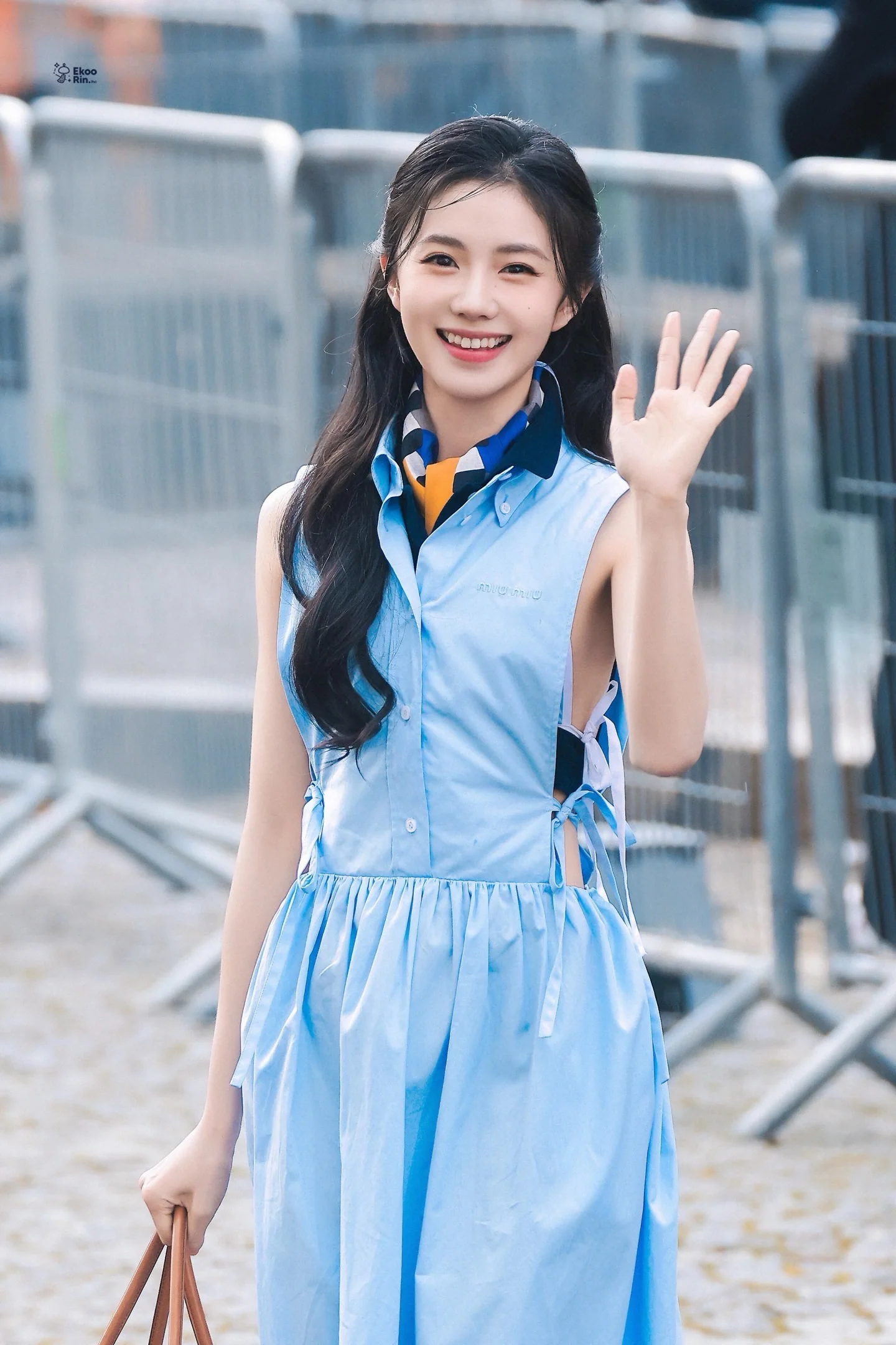 미우미우 로고 자수 옆라인 컷아웃 A라인 원피스 26 SS 상세 이미지 5