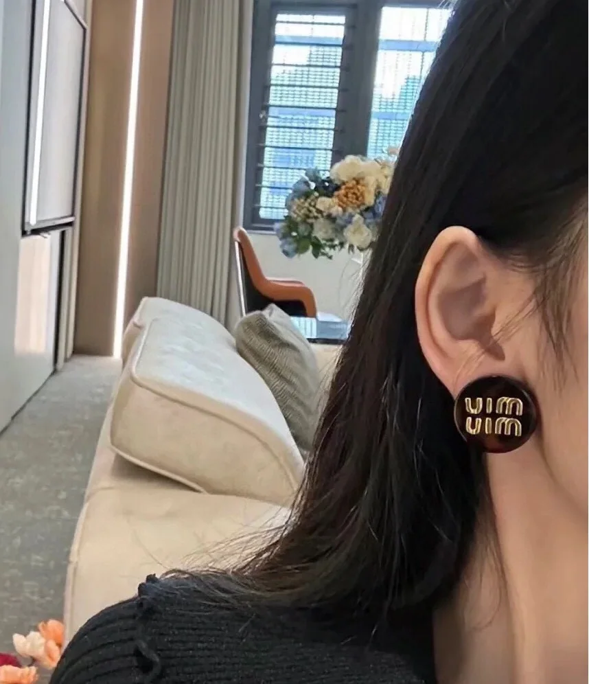 미우미우 아크릴 호피 라운드 스터드 귀걸이 상세 이미지 2