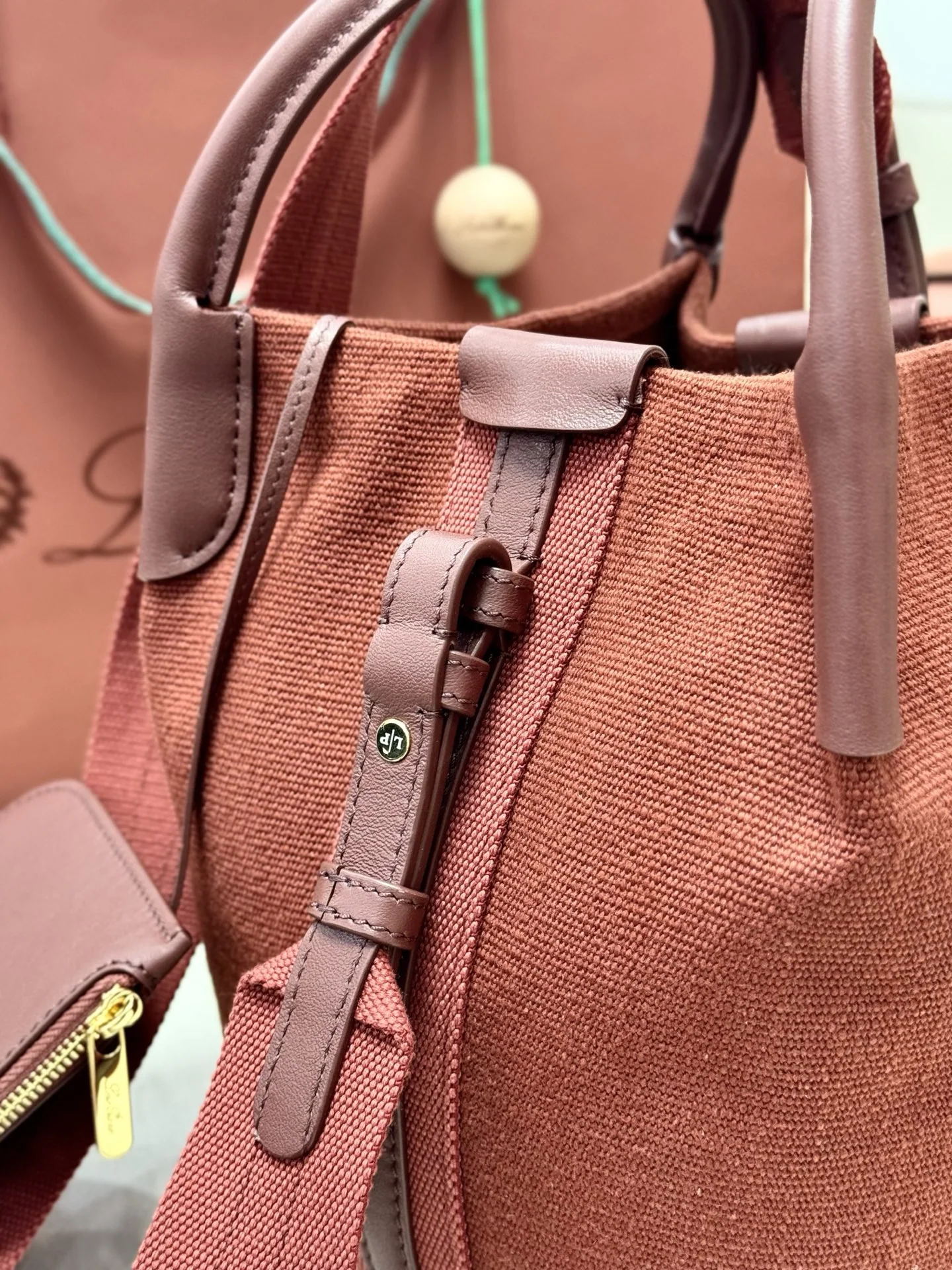 로로피아나 베일 미디엄 버킷백 상세 이미지 5