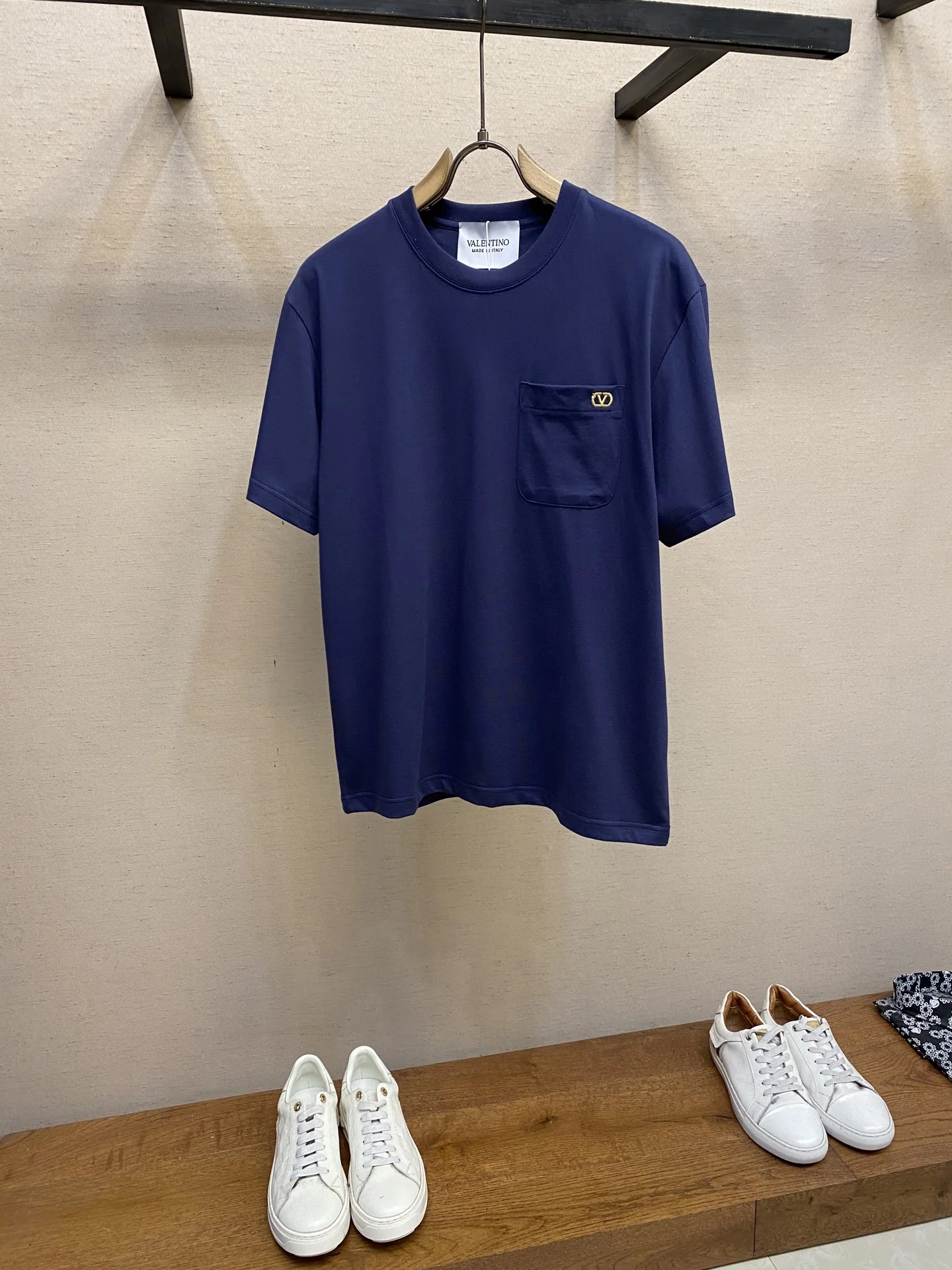 발렌티노 남성 네이비 반팔 티셔츠 상세 이미지 1