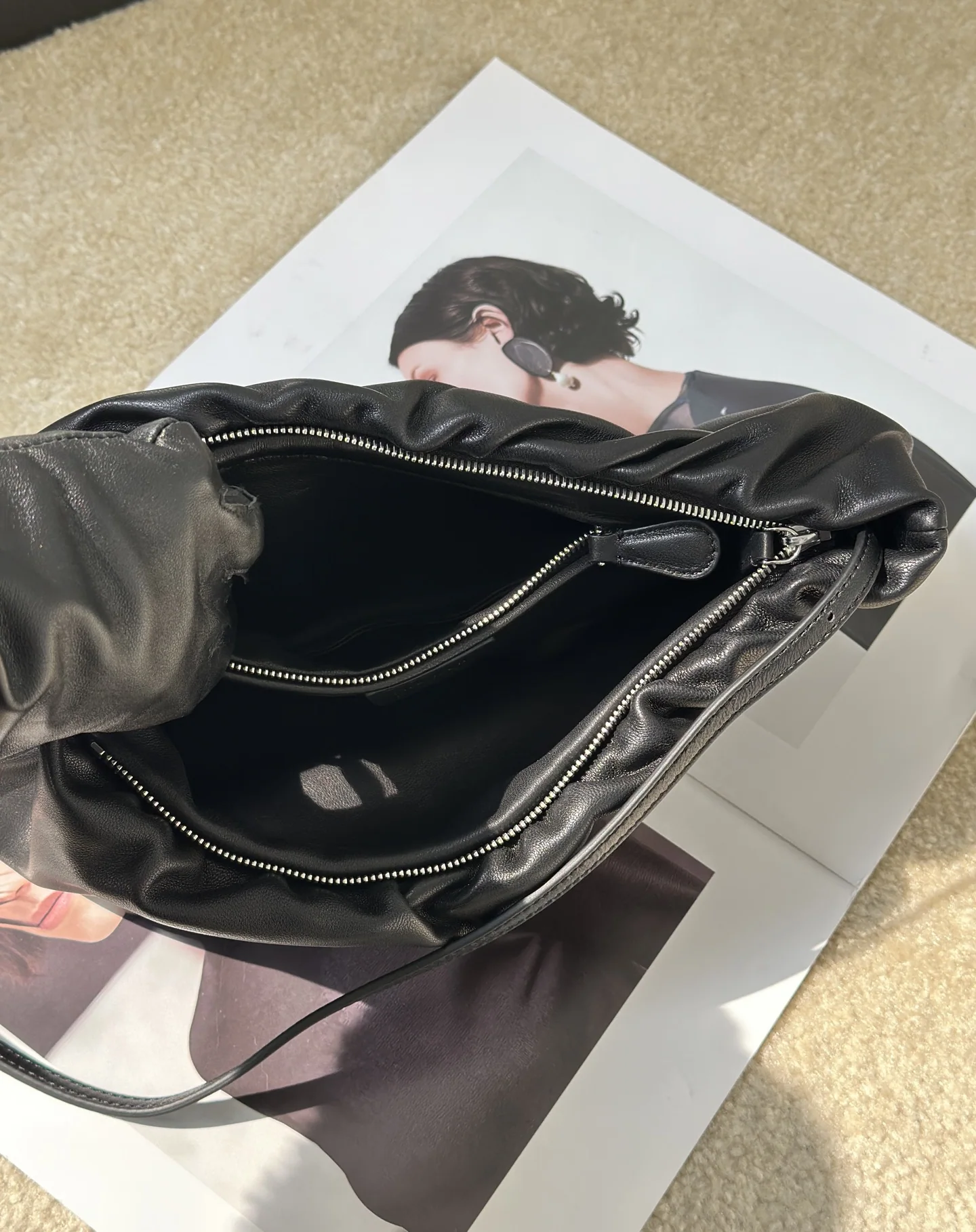 더로우 플리츠 양가죽 크라우드백 가방 상세 이미지 9