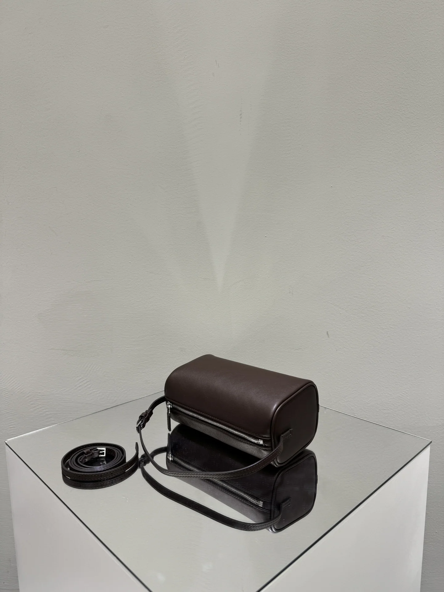더로우 은색 버클 미니 가방 상세 이미지 8