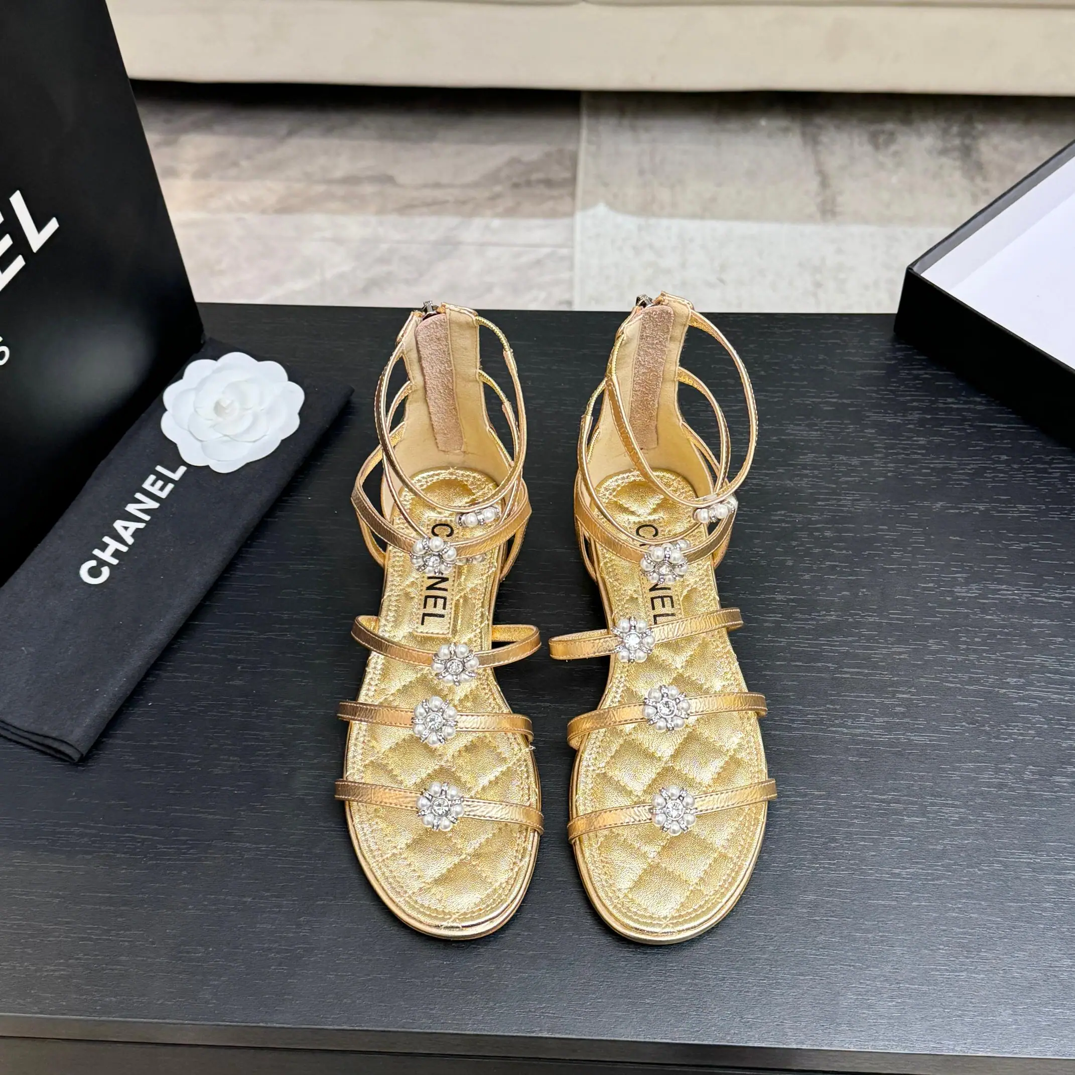 샤넬 카멜리아 진주장식 청키힐 샌들 151647