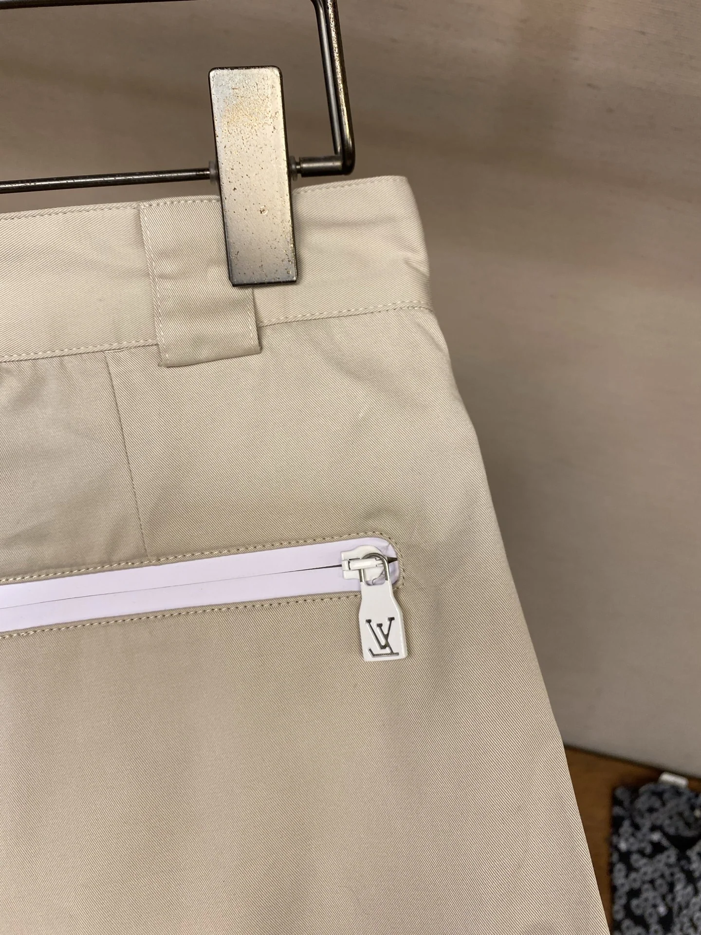 루이비통 반사 로고 카고 남성 바지 상세 이미지 9